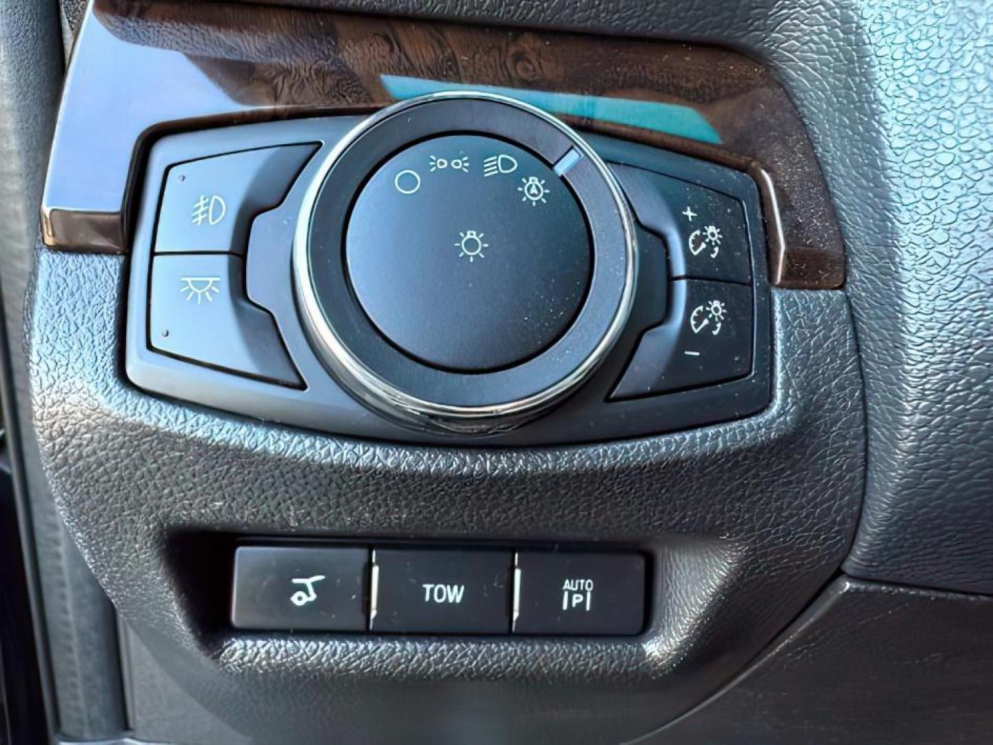 2015 Tuxedo Black Metallic /Charcoal Black, leather Ford Explorer (1FM5K8F89FG) with an 35L V6 DOHC 24V engine, Automatic transmission, located at 1175 N Woodruff Ave, Idaho Falls, ID, 83401, 43.506901, -111.999657 - At Timberline Auto, finding a great deal on your next vehicle is always easy! Our experienced sales staff's goal is to help find you the right vehicle at the right price! Our knowledgeable finance department has options for almost any credit score. We offer extended service contract options to prote - Photo#19