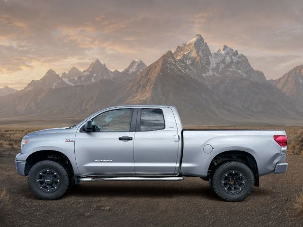 2007 Silver Sky Metallic /Graphite Toyota Tundra SR5 (5TBBV54127S) with an V8, 5.7L engine, 6-speed automatic transmission, located at 1175 N Woodruff Ave, Idaho Falls, ID, 83401, 43.506901, -111.999657 - This vehicle has a V8, 5.7L high output engine. This unit gleams with an elegant silver clear coated finish. This 1/2 ton pickup has four wheel drive capabilities. Maintaining a stable interior temperature in this vehicle is easy with the climate control system. The high efficiency automatic transmi- Photo#0