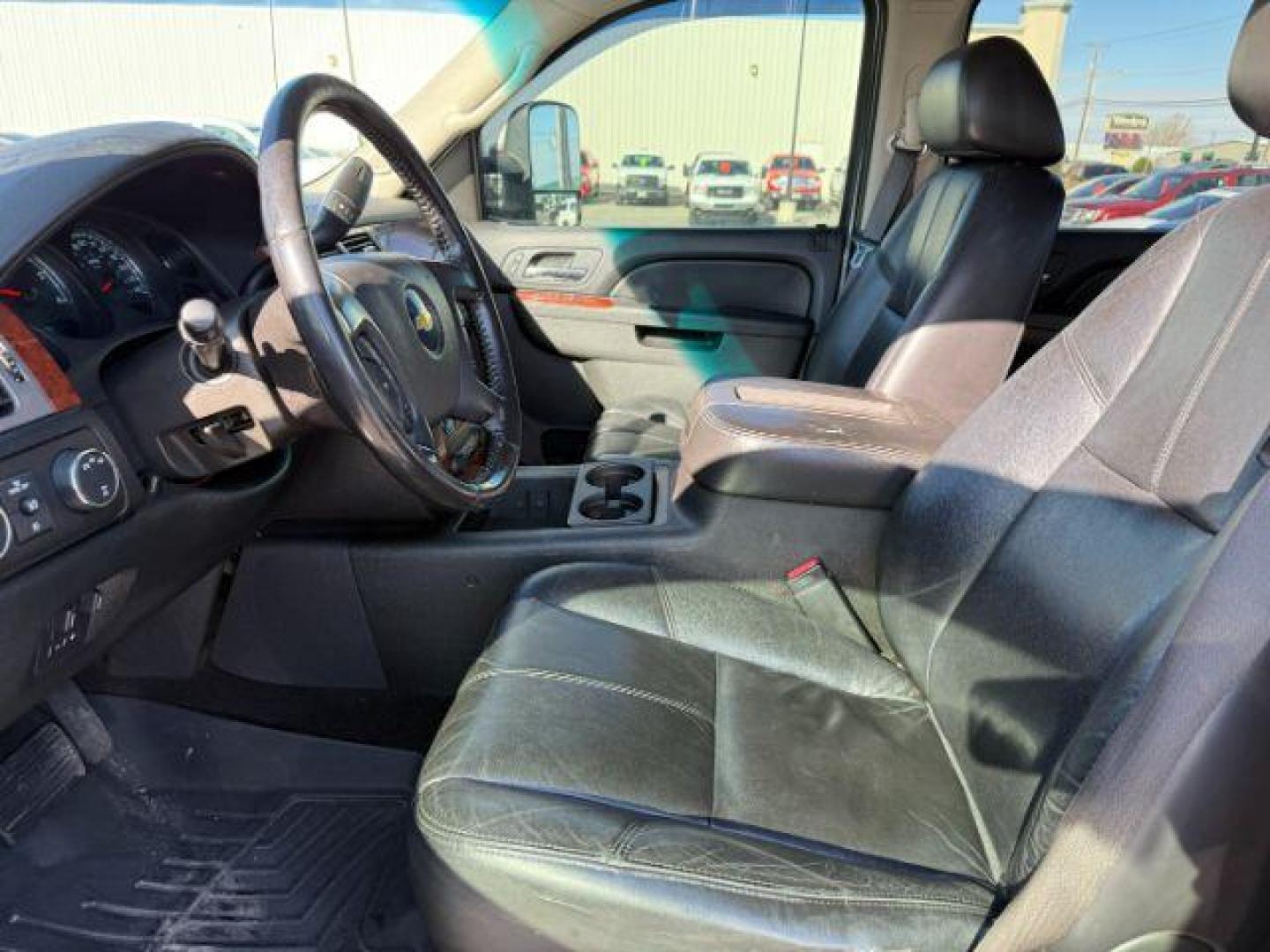 2011 WHITE /BLACK CHEVROLET 2500 LTZ (1GC1KYCG9BF) with an V8 6.0L engine, AUTOMATIC transmission, located at 1235 N Woodruff Ave., Idaho Falls, 83401, (208) 523-1053, 43.507172, -112.000488 - At Timberline Auto, finding a great deal on your next vehicle is always easy! Our experienced sales staff's goal is to help find you the right vehicle at the right price! Our knowledgeable finance department has options for almost any credit score. We offer extended service contract options to prote - Photo#9