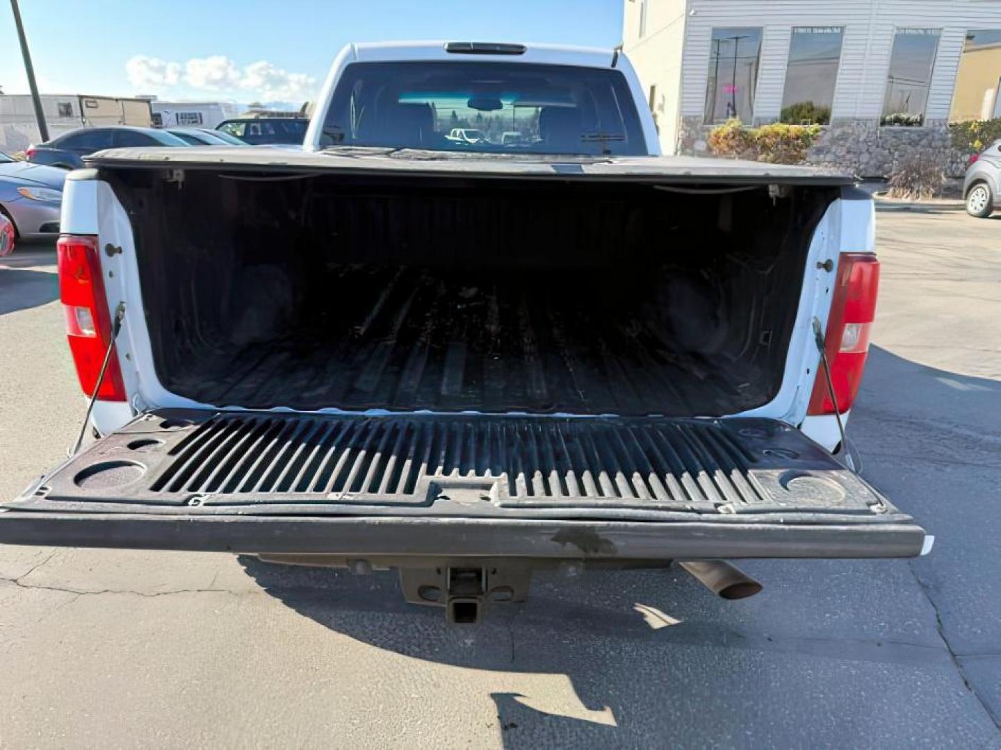2011 WHITE /BLACK CHEVROLET 2500 LTZ (1GC1KYCG9BF) with an V8 6.0L engine, AUTOMATIC transmission, located at 1235 N Woodruff Ave., Idaho Falls, 83401, (208) 523-1053, 43.507172, -112.000488 - At Timberline Auto, finding a great deal on your next vehicle is always easy! Our experienced sales staff's goal is to help find you the right vehicle at the right price! Our knowledgeable finance department has options for almost any credit score. We offer extended service contract options to prote - Photo#4