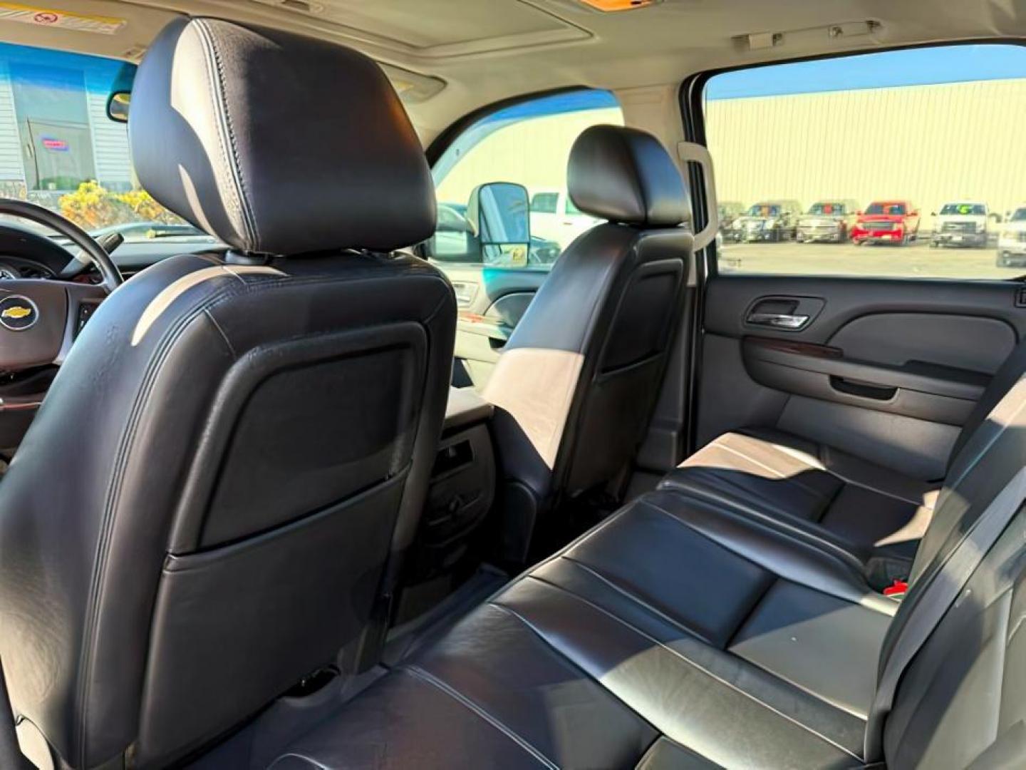 2011 WHITE /BLACK CHEVROLET 2500 LTZ (1GC1KYCG9BF) with an V8 6.0L engine, AUTOMATIC transmission, located at 1235 N Woodruff Ave., Idaho Falls, 83401, (208) 523-1053, 43.507172, -112.000488 - At Timberline Auto, finding a great deal on your next vehicle is always easy! Our experienced sales staff's goal is to help find you the right vehicle at the right price! Our knowledgeable finance department has options for almost any credit score. We offer extended service contract options to prote - Photo#16