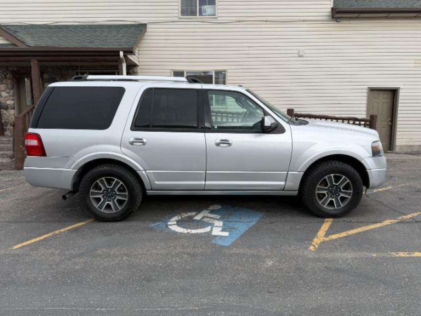 2014 Ingot Silver Metallic /Charcoal Black Ford Expedition Limited (1FMJU2A58EE) with an Triton 5.4L V-8 variable valve control engine, AUTOMATIC transmission, located at 1235 N Woodruff Ave., Idaho Falls, 83401, (208) 523-1053, 43.507172, -112.000488 - At Timberline Auto, finding a great deal on your next vehicle is always easy! Our experienced sales staff's goal is to help find you the right vehicle at the right price! Our knowledgeable finance department has options for almost any credit score. We offer extended service contract options to prote - Photo#7