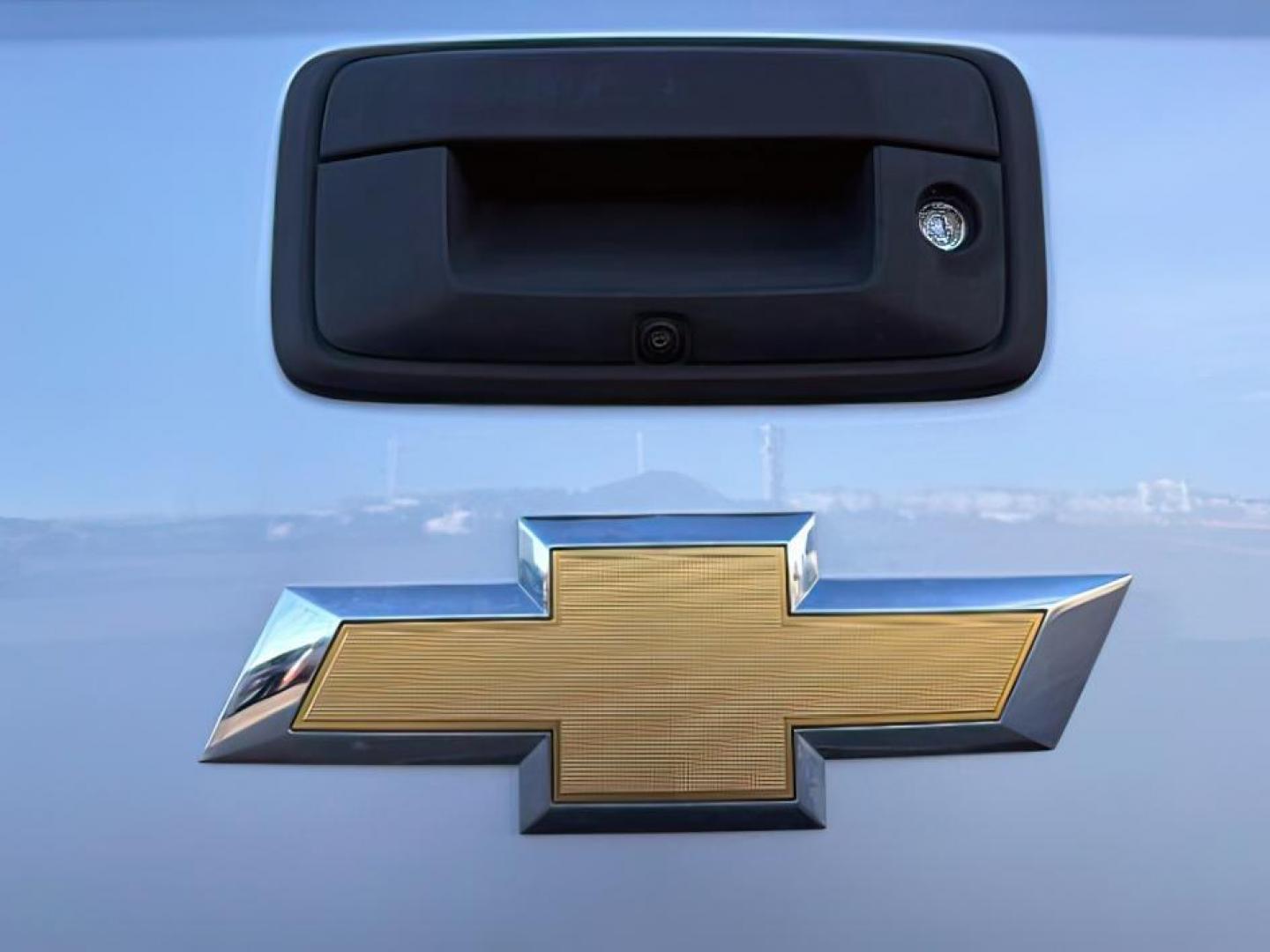 2016 SILVER /Jet Black Chevrolet Silverado 1500 (3GCUKSEC1GG) with an EcoTec3 53L V-8 gasoline direct injection engine, Automatic transmission, located at 1175 N Woodruff Ave, Idaho Falls, ID, 83401, 43.506901, -111.999657 - At Timberline Auto, finding a great deal on your next vehicle is always easy! Our experienced sales staff's goal is to help find you the right vehicle at the right price! Our knowledgeable finance department has options for almost any credit score. We offer extended service contract options to prote - Photo#4