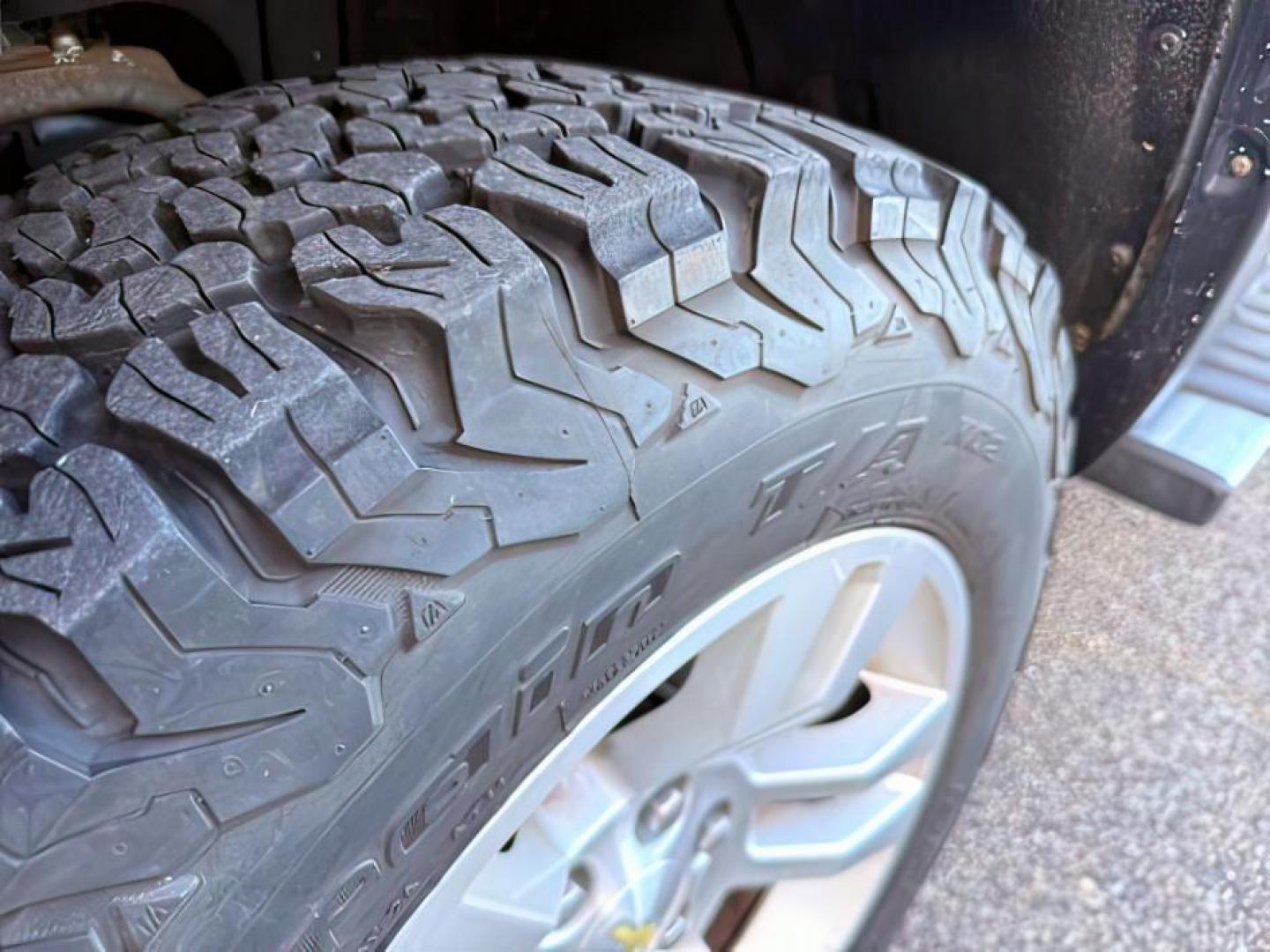 2016 SILVER /Jet Black Chevrolet Silverado 1500 (3GCUKSEC1GG) with an EcoTec3 53L V-8 gasoline direct injection engine, Automatic transmission, located at 1175 N Woodruff Ave, Idaho Falls, ID, 83401, 43.506901, -111.999657 - At Timberline Auto, finding a great deal on your next vehicle is always easy! Our experienced sales staff's goal is to help find you the right vehicle at the right price! Our knowledgeable finance department has options for almost any credit score. We offer extended service contract options to prote - Photo#10