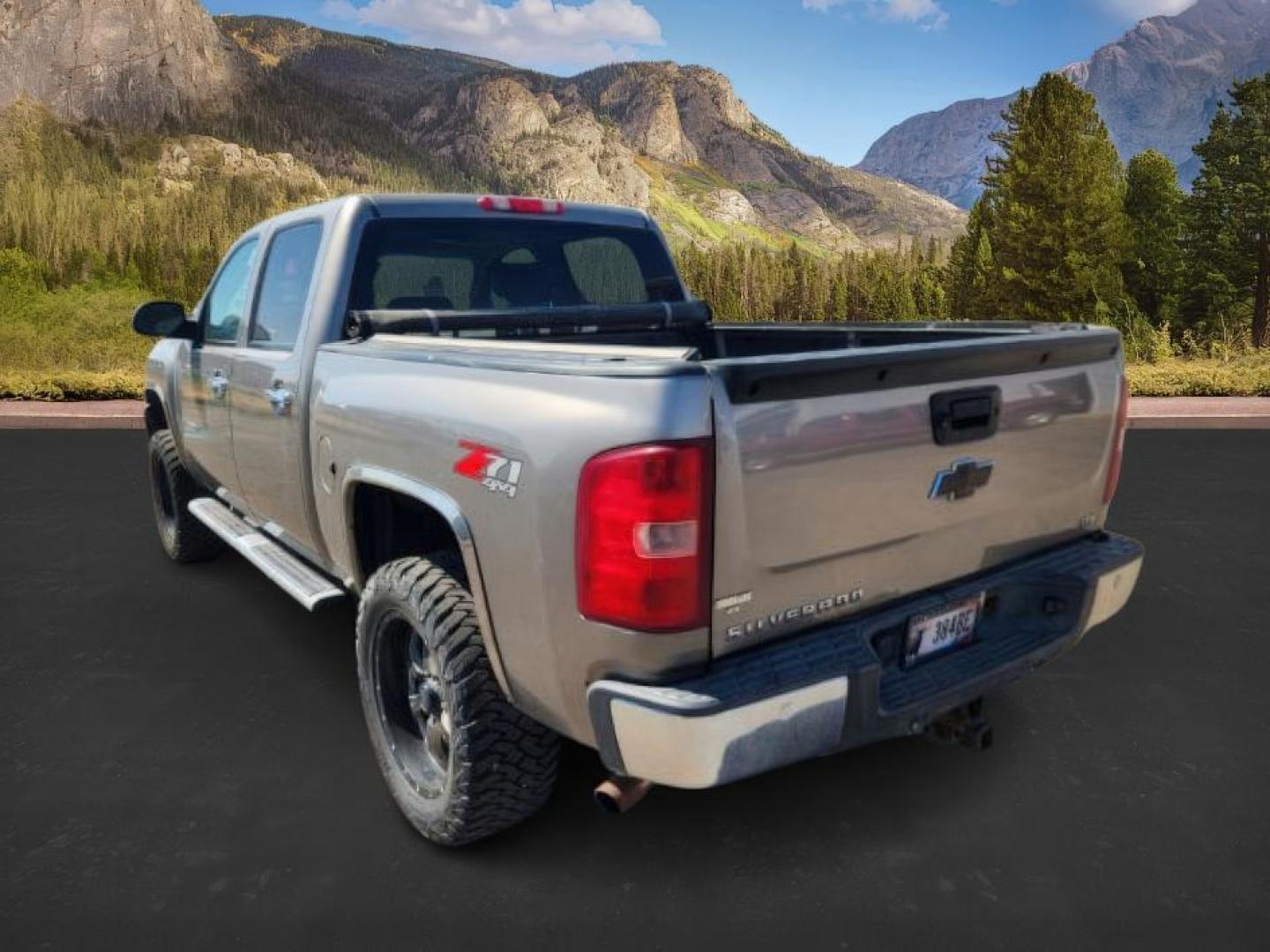 2012 GRAY /Ebony Chevrolet Silverado 1500 (3GCPKTE76CG) with an Vortec 53L V-8 variable valve control engine, Automatic transmission, located at 1175 N Woodruff Ave, Idaho Falls, ID, 83401, 43.506901, -111.999657 - At Timberline Auto, finding a great deal on your next vehicle is always easy! Our experienced sales staff's goal is to help find you the right vehicle at the right price! Our knowledgeable finance department has options for almost any credit score. We offer extended service contract options to prote - Photo#2