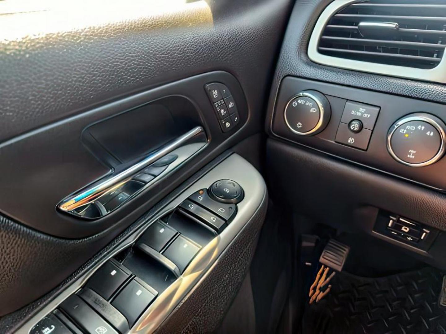2012 GRAY /Ebony Chevrolet Silverado 1500 (3GCPKTE76CG) with an Vortec 53L V-8 variable valve control engine, Automatic transmission, located at 1175 N Woodruff Ave, Idaho Falls, ID, 83401, 43.506901, -111.999657 - At Timberline Auto, finding a great deal on your next vehicle is always easy! Our experienced sales staff's goal is to help find you the right vehicle at the right price! Our knowledgeable finance department has options for almost any credit score. We offer extended service contract options to prote - Photo#17