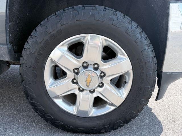 2017 GRAY /Jet Black Chevrolet Silverado 2500HD (1GC1KWEY9HF) with an Duramax 66L V-8 diesel direct injection engine, Automatic transmission, located at 1175 N Woodruff Ave, Idaho Falls, ID, 83401, 43.506901, -111.999657 - At Timberline Auto, finding a great deal on your next vehicle is always easy! Our experienced sales staff goal is to help find you the right vehicle at the right price! Our knowledgeable finance department has options for almost any credit score. We offer extended service contract options to prot- Photo#39
