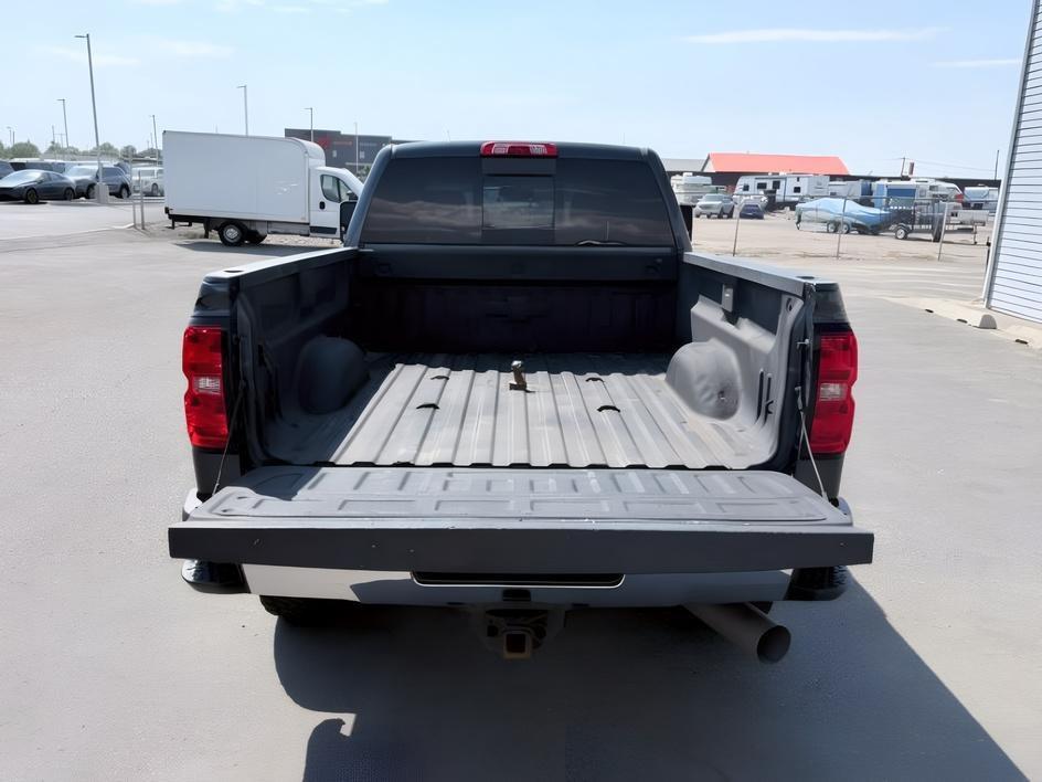2017 GRAY /Jet Black Chevrolet Silverado 2500HD (1GC1KWEY9HF) with an Duramax 66L V-8 diesel direct injection engine, Automatic transmission, located at 1175 N Woodruff Ave, Idaho Falls, ID, 83401, 43.506901, -111.999657 - At Timberline Auto, finding a great deal on your next vehicle is always easy! Our experienced sales staff goal is to help find you the right vehicle at the right price! Our knowledgeable finance department has options for almost any credit score. We offer extended service contract options to prot- Photo#5