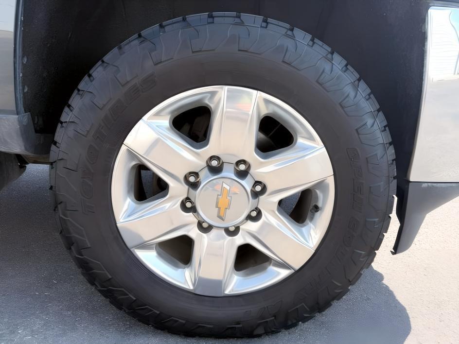 2017 GRAY /Jet Black Chevrolet Silverado 2500HD (1GC1KWEY9HF) with an Duramax 66L V-8 diesel direct injection engine, Automatic transmission, located at 1175 N Woodruff Ave, Idaho Falls, ID, 83401, 43.506901, -111.999657 - At Timberline Auto, finding a great deal on your next vehicle is always easy! Our experienced sales staff goal is to help find you the right vehicle at the right price! Our knowledgeable finance department has options for almost any credit score. We offer extended service contract options to prot- Photo#11