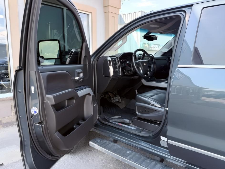 2017 GRAY /Jet Black Chevrolet Silverado 2500HD (1GC1KWEY9HF) with an Duramax 66L V-8 diesel direct injection engine, Automatic transmission, located at 1175 N Woodruff Ave, Idaho Falls, ID, 83401, 43.506901, -111.999657 - At Timberline Auto, finding a great deal on your next vehicle is always easy! Our experienced sales staff goal is to help find you the right vehicle at the right price! Our knowledgeable finance department has options for almost any credit score. We offer extended service contract options to prot- Photo#12