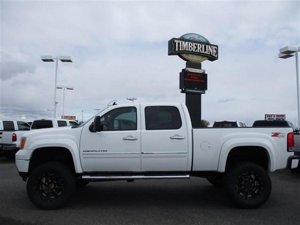 2013 WHITE /BLACK GMC SIERRA 2500 DENALI (1GT125E88DF) with an 8 engine, Automatic transmission, located at 1580 E Lincoln Rd, Idaho Falls, ID, 83401, (208) 523-4000, 0.000000, 0.000000 - Photo #3