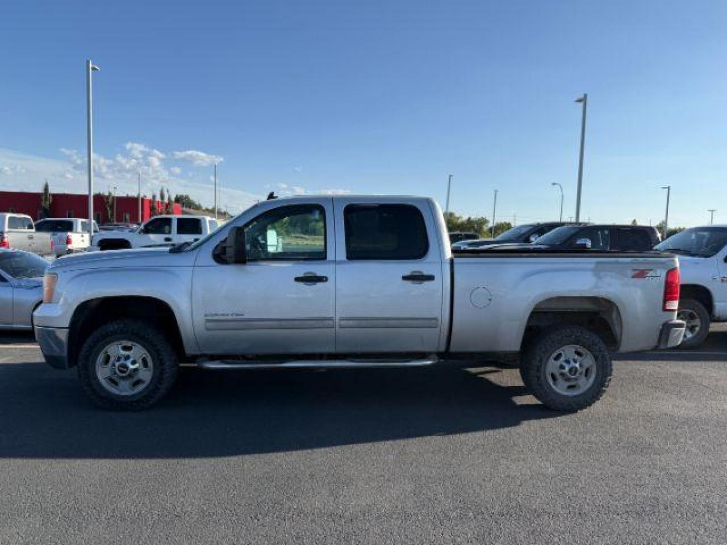 2013 SILVER /Ebony GMC Sierra 2500HD (1GT120CG5DF) with an Vortec 6L V-8 variable valve control engine, Automatic transmission, located at 1175 N Woodruff Ave, Idaho Falls, ID, 83401, 43.506901, -111.999657 - ... Read the full description on our Website at: www.usedtrucksidahofalls.com - Photo#0