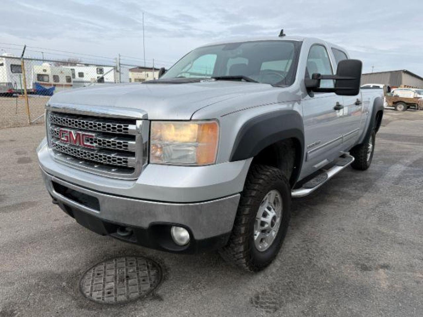 2013 SILVER /Ebony GMC Sierra 2500HD (1GT120CG5DF) with an Vortec 6L V-8 variable valve control engine, Automatic transmission, located at 1175 N Woodruff Ave, Idaho Falls, ID, 83401, 43.506901, -111.999657 - At Timberline Auto, finding a great deal on your next vehicle is always easy! Our experienced sales staff's goal is to help find you the right vehicle at the right price! Our knowledgeable finance department has options for almost any credit score. We offer extended service contract options to prote - Photo#19