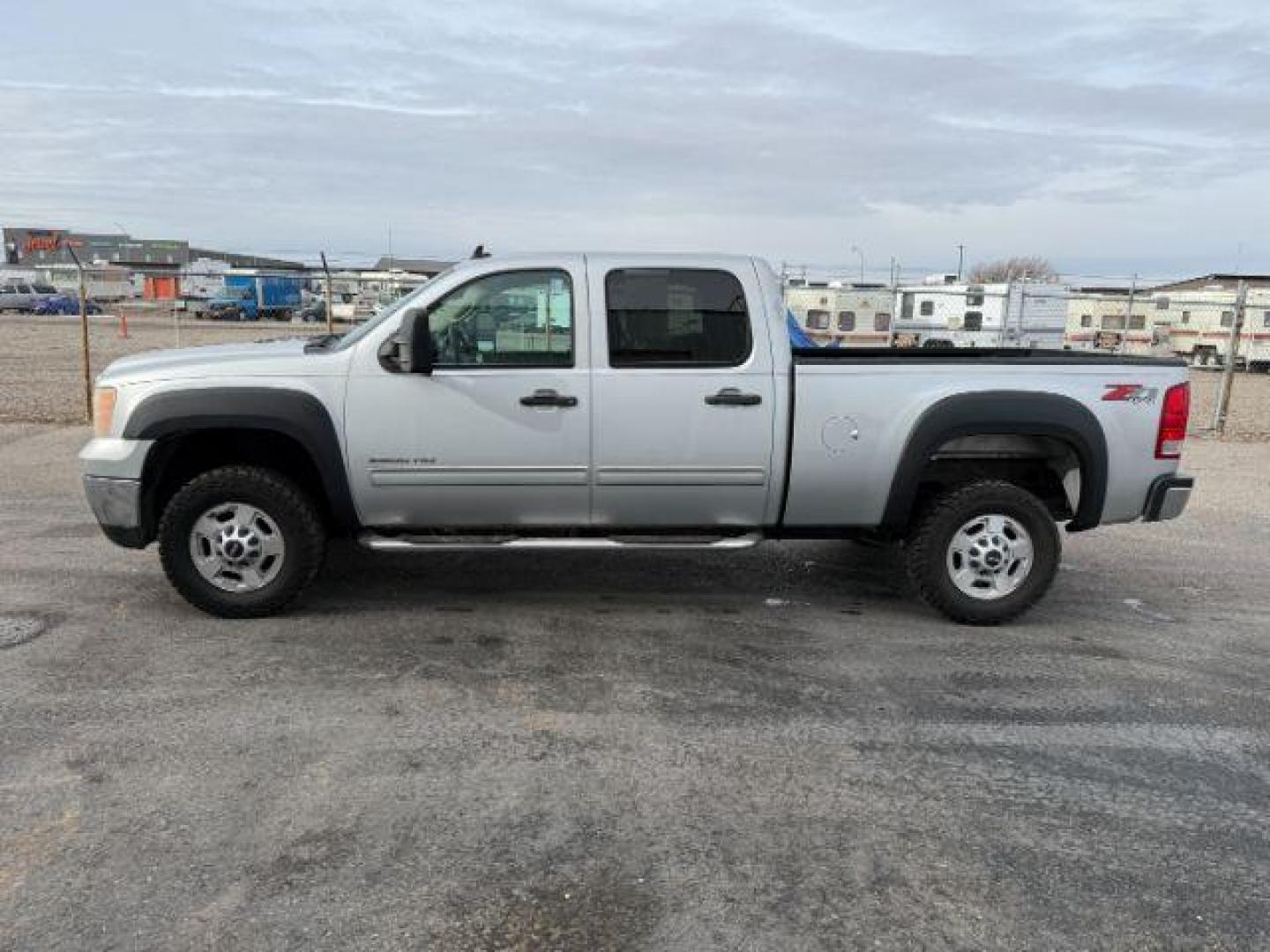 2013 SILVER /Ebony GMC Sierra 2500HD (1GT120CG5DF) with an Vortec 6L V-8 variable valve control engine, Automatic transmission, located at 1175 N Woodruff Ave, Idaho Falls, ID, 83401, 43.506901, -111.999657 - At Timberline Auto, finding a great deal on your next vehicle is always easy! Our experienced sales staff's goal is to help find you the right vehicle at the right price! Our knowledgeable finance department has options for almost any credit score. We offer extended service contract options to prote - Photo#20