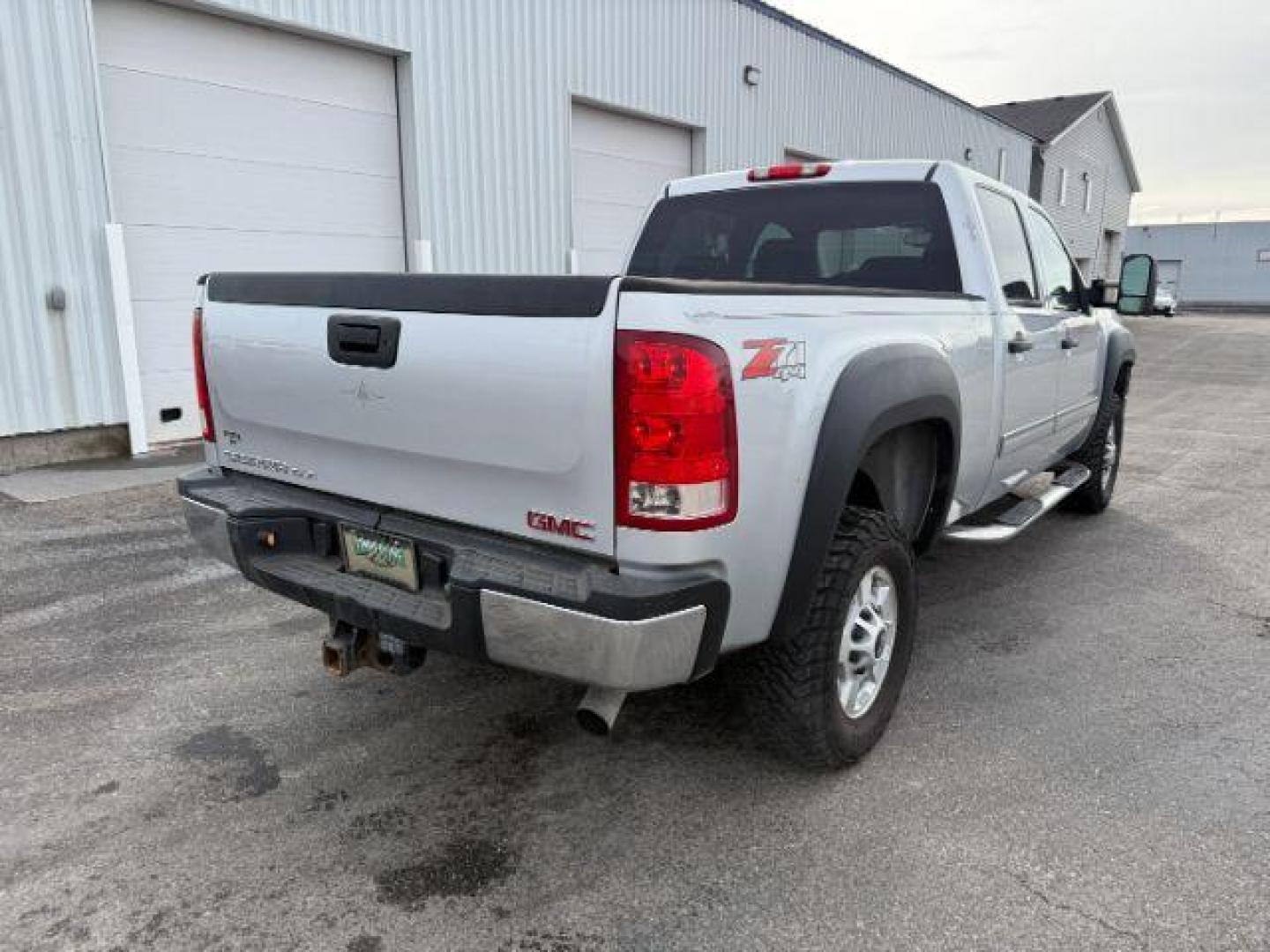 2013 SILVER /Ebony GMC Sierra 2500HD (1GT120CG5DF) with an Vortec 6L V-8 variable valve control engine, Automatic transmission, located at 1175 N Woodruff Ave, Idaho Falls, ID, 83401, 43.506901, -111.999657 - At Timberline Auto, finding a great deal on your next vehicle is always easy! Our experienced sales staff's goal is to help find you the right vehicle at the right price! Our knowledgeable finance department has options for almost any credit score. We offer extended service contract options to prote - Photo#24