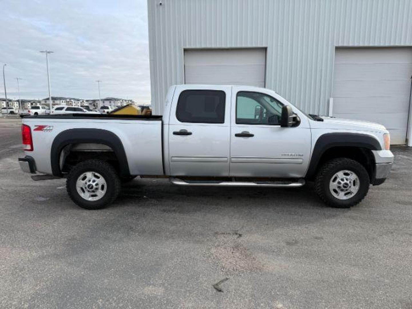 2013 SILVER /Ebony GMC Sierra 2500HD (1GT120CG5DF) with an Vortec 6L V-8 variable valve control engine, Automatic transmission, located at 1175 N Woodruff Ave, Idaho Falls, ID, 83401, 43.506901, -111.999657 - At Timberline Auto, finding a great deal on your next vehicle is always easy! Our experienced sales staff's goal is to help find you the right vehicle at the right price! Our knowledgeable finance department has options for almost any credit score. We offer extended service contract options to prote - Photo#25