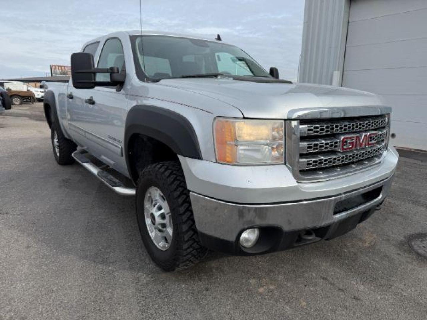 2013 SILVER /Ebony GMC Sierra 2500HD (1GT120CG5DF) with an Vortec 6L V-8 variable valve control engine, Automatic transmission, located at 1175 N Woodruff Ave, Idaho Falls, ID, 83401, 43.506901, -111.999657 - At Timberline Auto, finding a great deal on your next vehicle is always easy! Our experienced sales staff's goal is to help find you the right vehicle at the right price! Our knowledgeable finance department has options for almost any credit score. We offer extended service contract options to prote - Photo#26