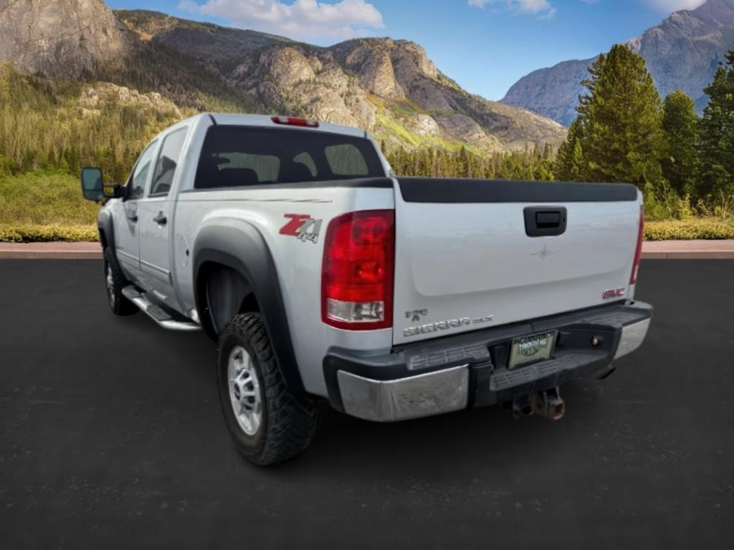2013 SILVER /Ebony GMC Sierra 2500HD (1GT120CG5DF) with an Vortec 6L V-8 variable valve control engine, Automatic transmission, located at 1175 N Woodruff Ave, Idaho Falls, ID, 83401, 43.506901, -111.999657 - At Timberline Auto, finding a great deal on your next vehicle is always easy! Our experienced sales staff's goal is to help find you the right vehicle at the right price! Our knowledgeable finance department has options for almost any credit score. We offer extended service contract options to prote - Photo#2