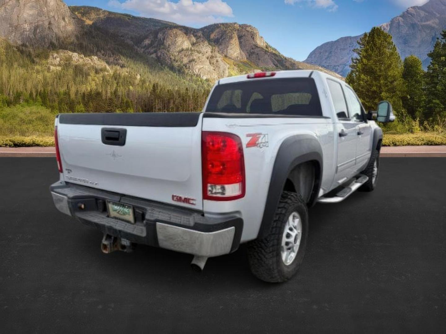 2013 SILVER /Ebony GMC Sierra 2500HD (1GT120CG5DF) with an Vortec 6L V-8 variable valve control engine, Automatic transmission, located at 1175 N Woodruff Ave, Idaho Falls, ID, 83401, 43.506901, -111.999657 - At Timberline Auto, finding a great deal on your next vehicle is always easy! Our experienced sales staff's goal is to help find you the right vehicle at the right price! Our knowledgeable finance department has options for almost any credit score. We offer extended service contract options to prote - Photo#5