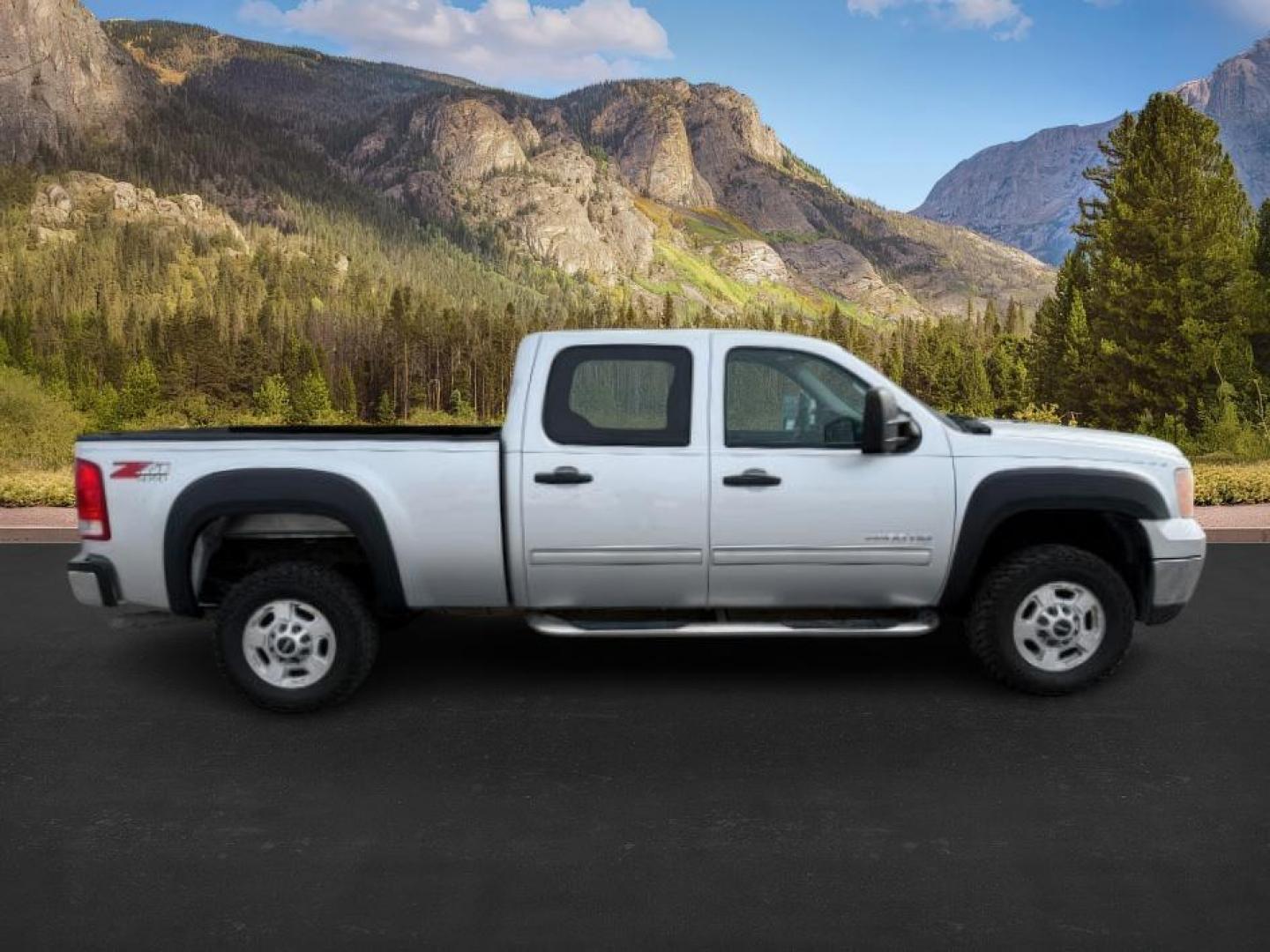 2013 SILVER /Ebony GMC Sierra 2500HD (1GT120CG5DF) with an Vortec 6L V-8 variable valve control engine, Automatic transmission, located at 1175 N Woodruff Ave, Idaho Falls, ID, 83401, 43.506901, -111.999657 - At Timberline Auto, finding a great deal on your next vehicle is always easy! Our experienced sales staff's goal is to help find you the right vehicle at the right price! Our knowledgeable finance department has options for almost any credit score. We offer extended service contract options to prote - Photo#6
