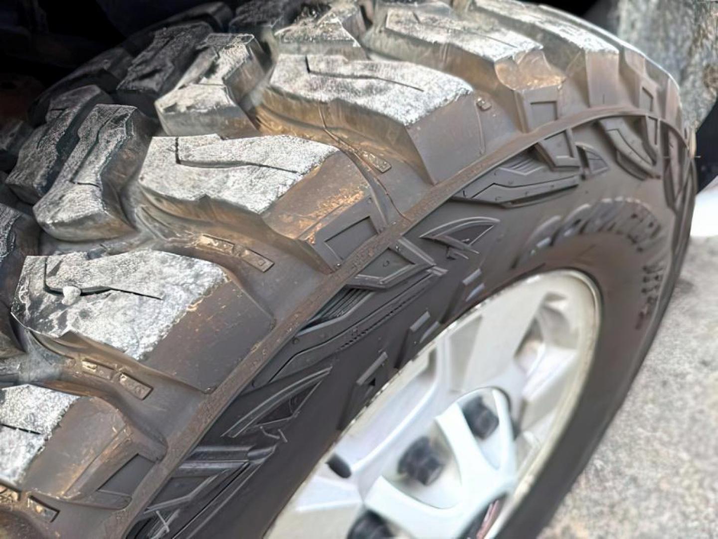 2013 SILVER /Ebony GMC Sierra 2500HD (1GT120CG5DF) with an Vortec 6L V-8 variable valve control engine, Automatic transmission, located at 1175 N Woodruff Ave, Idaho Falls, ID, 83401, 43.506901, -111.999657 - At Timberline Auto, finding a great deal on your next vehicle is always easy! Our experienced sales staff's goal is to help find you the right vehicle at the right price! Our knowledgeable finance department has options for almost any credit score. We offer extended service contract options to prote - Photo#9