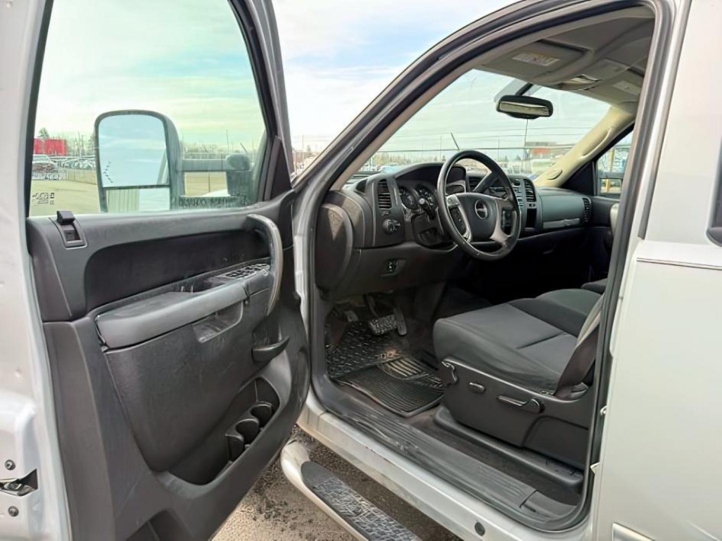 2013 SILVER /Ebony GMC Sierra 2500HD (1GT120CG5DF) with an Vortec 6L V-8 variable valve control engine, Automatic transmission, located at 1175 N Woodruff Ave, Idaho Falls, ID, 83401, 43.506901, -111.999657 - At Timberline Auto, finding a great deal on your next vehicle is always easy! Our experienced sales staff's goal is to help find you the right vehicle at the right price! Our knowledgeable finance department has options for almost any credit score. We offer extended service contract options to prote - Photo#10