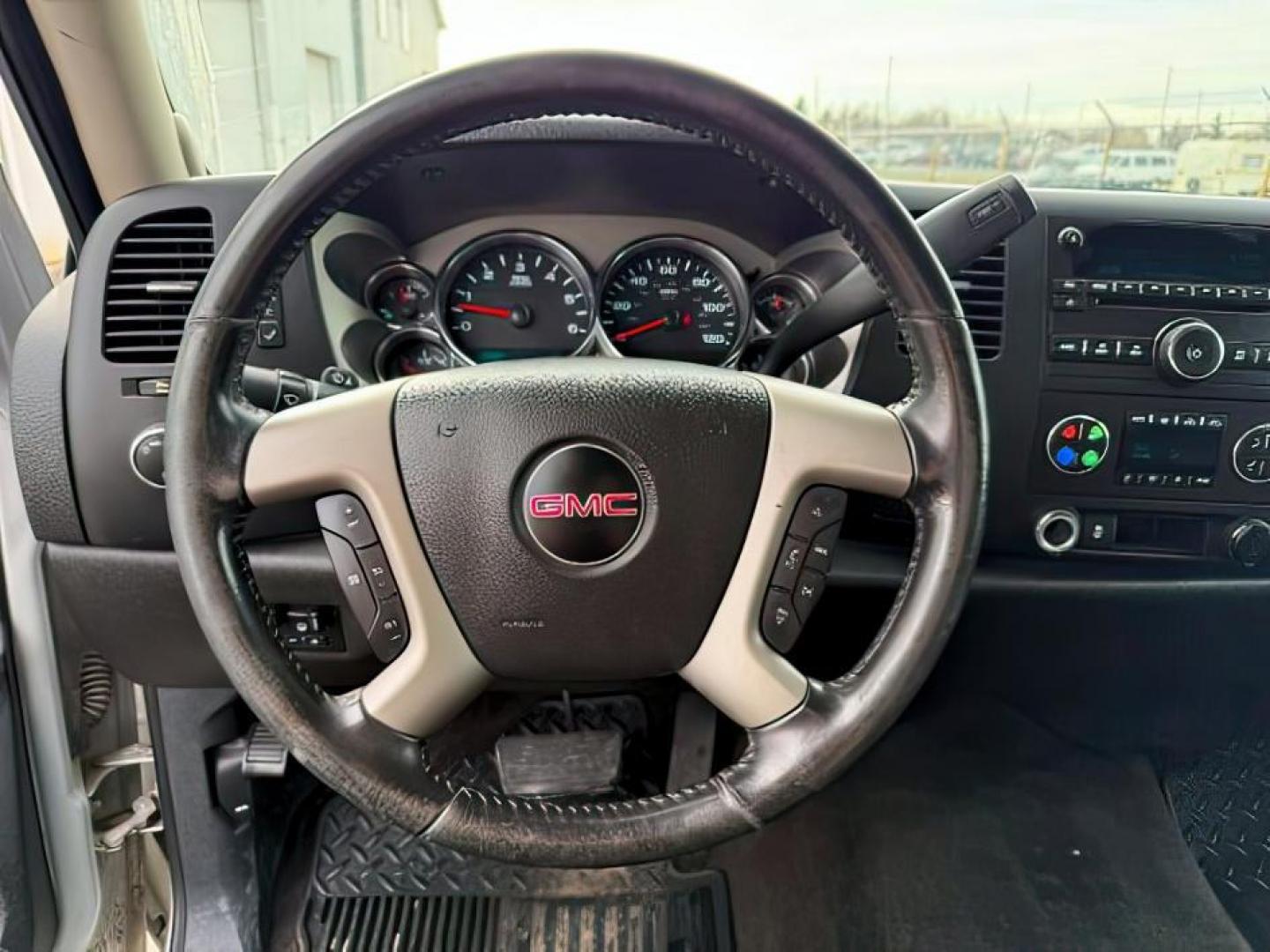 2013 SILVER /Ebony GMC Sierra 2500HD (1GT120CG5DF) with an Vortec 6L V-8 variable valve control engine, Automatic transmission, located at 1175 N Woodruff Ave, Idaho Falls, ID, 83401, 43.506901, -111.999657 - At Timberline Auto, finding a great deal on your next vehicle is always easy! Our experienced sales staff's goal is to help find you the right vehicle at the right price! Our knowledgeable finance department has options for almost any credit score. We offer extended service contract options to prote - Photo#13