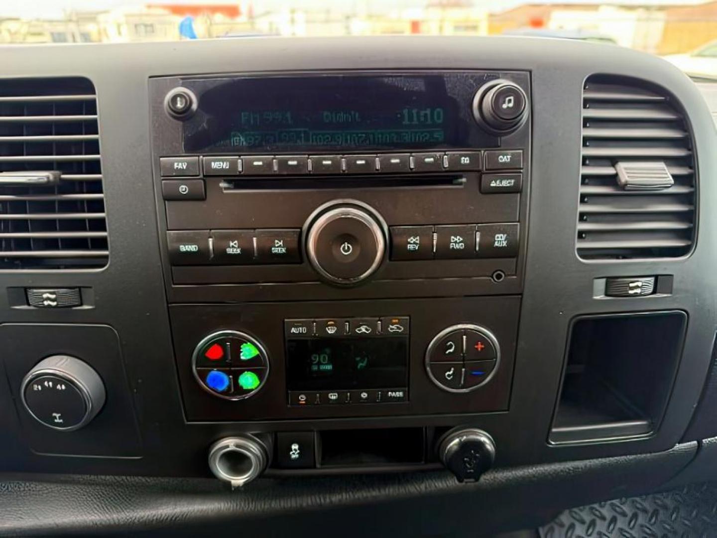 2013 SILVER /Ebony GMC Sierra 2500HD (1GT120CG5DF) with an Vortec 6L V-8 variable valve control engine, Automatic transmission, located at 1175 N Woodruff Ave, Idaho Falls, ID, 83401, 43.506901, -111.999657 - At Timberline Auto, finding a great deal on your next vehicle is always easy! Our experienced sales staff's goal is to help find you the right vehicle at the right price! Our knowledgeable finance department has options for almost any credit score. We offer extended service contract options to prote - Photo#14