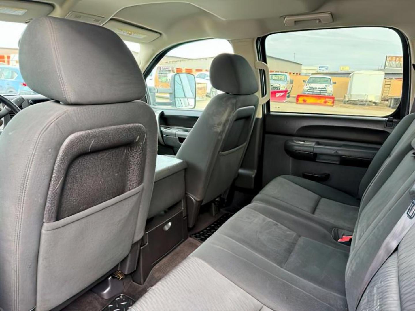 2013 SILVER /Ebony GMC Sierra 2500HD (1GT120CG5DF) with an Vortec 6L V-8 variable valve control engine, Automatic transmission, located at 1175 N Woodruff Ave, Idaho Falls, ID, 83401, 43.506901, -111.999657 - At Timberline Auto, finding a great deal on your next vehicle is always easy! Our experienced sales staff's goal is to help find you the right vehicle at the right price! Our knowledgeable finance department has options for almost any credit score. We offer extended service contract options to prote - Photo#18