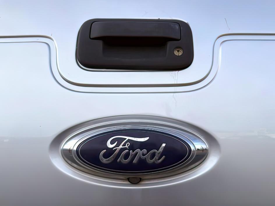 2014 SILVER /CLOTH Ford F250 SUPER DUTY (1FT7W2BT0EE) with an 67L engine, Automatic transmission, located at 1175 N Woodruff Ave, Idaho Falls, ID, 83401, 43.506901, -111.999657 - At Timberline Auto, finding a great deal on your next vehicle is always easy! Our experienced sales staff's goal is to help find you the right vehicle at the right price! Our knowledgeable finance department has options for almost any credit score. We offer extended service contract options to prote - Photo#4