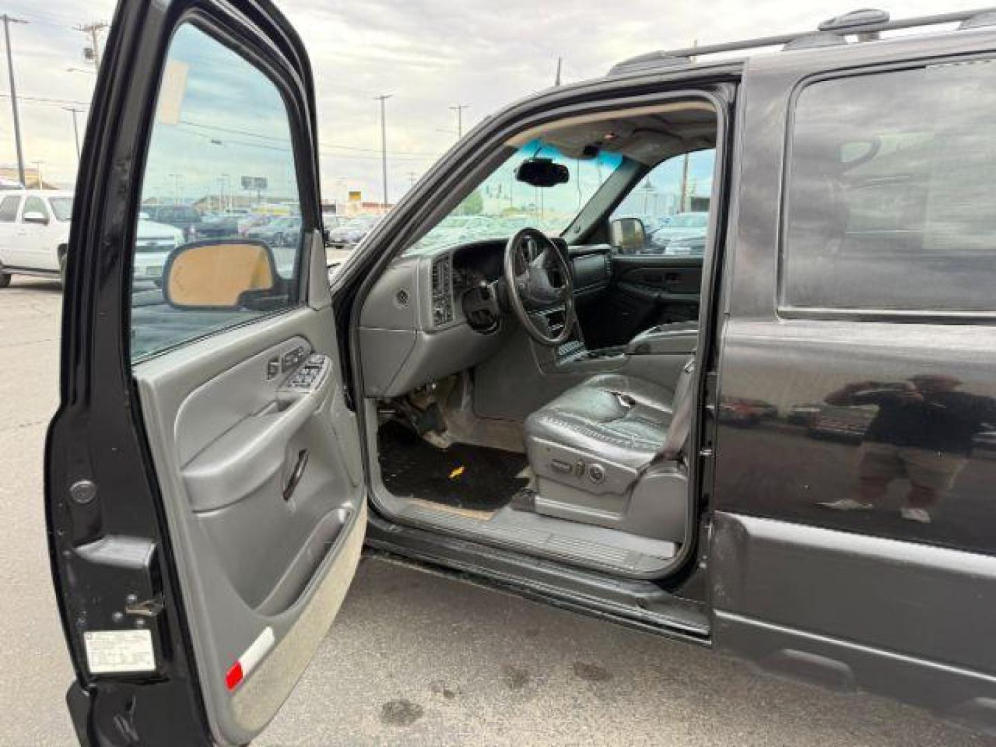 2003 BLACK /LEATHER Chevrolet Avalanche 1500 (3GNEK13T23G) with an 53 engine, Automatic transmission, located at 1175 N Woodruff Ave, Idaho Falls, ID, 83401, 43.506901, -111.999657 - At Timberline Auto, finding a great deal on your next vehicle is always easy! Our experienced sales staff's goal is to help find you the right vehicle at the right price! Our knowledgeable finance department has options for almost any credit score. We offer extended service contract options to prote - Photo#27