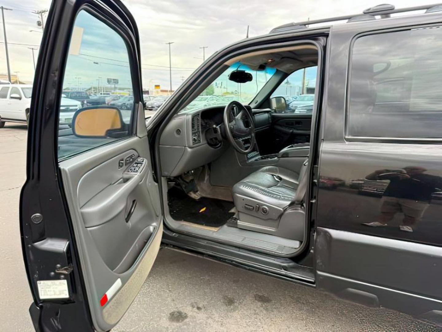 2003 BLACK /LEATHER Chevrolet Avalanche 1500 (3GNEK13T23G) with an 53 engine, Automatic transmission, located at 1175 N Woodruff Ave, Idaho Falls, ID, 83401, 43.506901, -111.999657 - At Timberline Auto, finding a great deal on your next vehicle is always easy! Our experienced sales staff's goal is to help find you the right vehicle at the right price! Our knowledgeable finance department has options for almost any credit score. We offer extended service contract options to prote - Photo#8