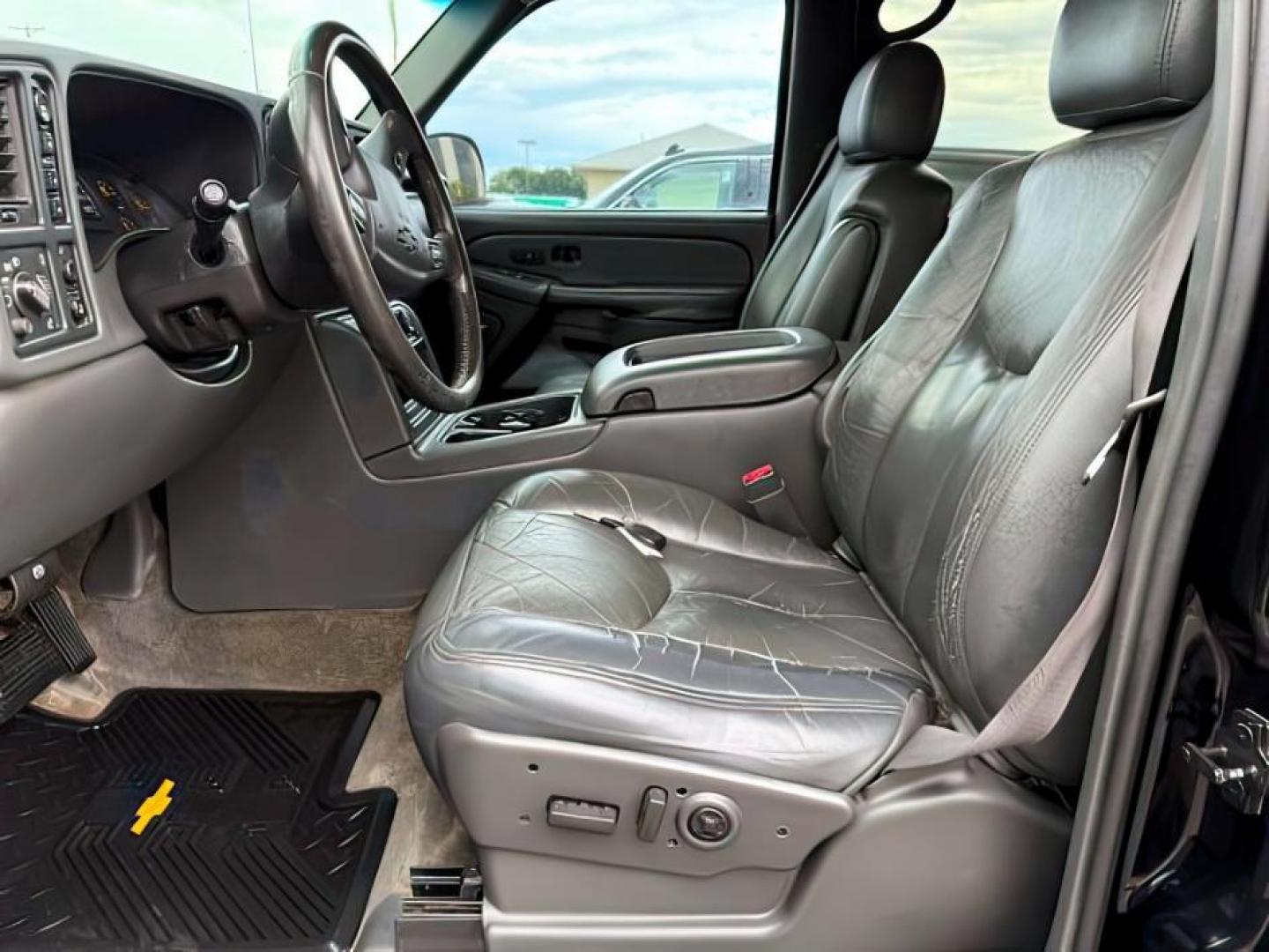 2003 BLACK /LEATHER Chevrolet Avalanche 1500 (3GNEK13T23G) with an 53 engine, Automatic transmission, located at 1175 N Woodruff Ave, Idaho Falls, ID, 83401, 43.506901, -111.999657 - At Timberline Auto, finding a great deal on your next vehicle is always easy! Our experienced sales staff's goal is to help find you the right vehicle at the right price! Our knowledgeable finance department has options for almost any credit score. We offer extended service contract options to prote - Photo#9