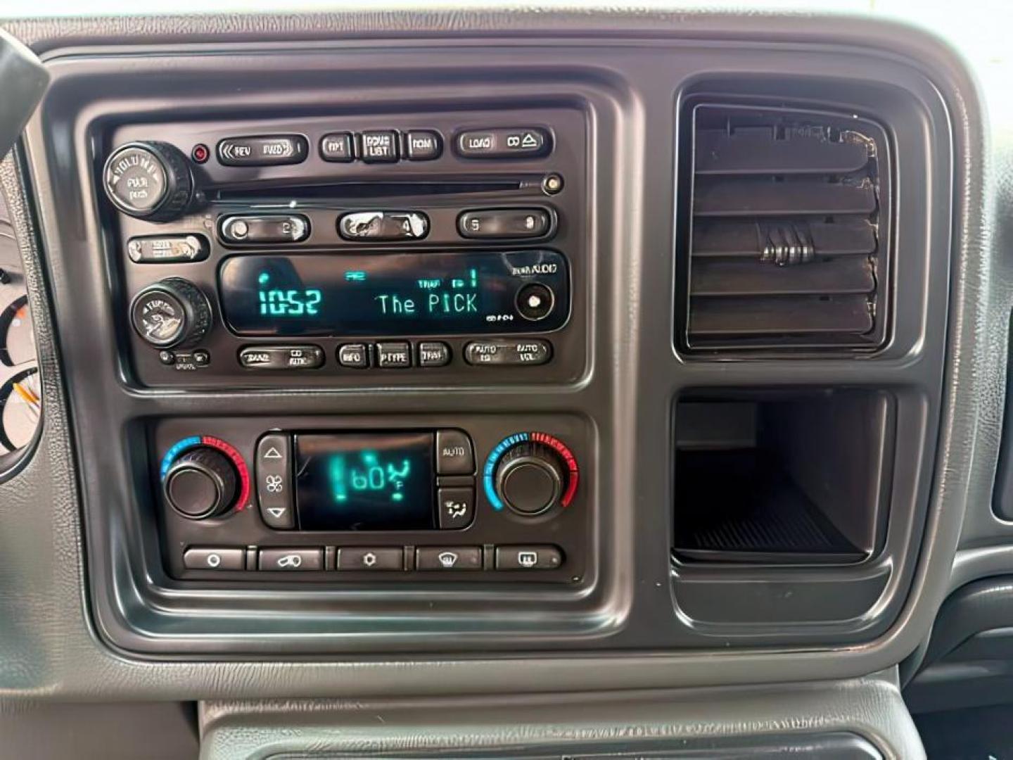 2003 BLACK /LEATHER Chevrolet Avalanche 1500 (3GNEK13T23G) with an 53 engine, Automatic transmission, located at 1175 N Woodruff Ave, Idaho Falls, ID, 83401, 43.506901, -111.999657 - At Timberline Auto, finding a great deal on your next vehicle is always easy! Our experienced sales staff's goal is to help find you the right vehicle at the right price! Our knowledgeable finance department has options for almost any credit score. We offer extended service contract options to prote - Photo#12
