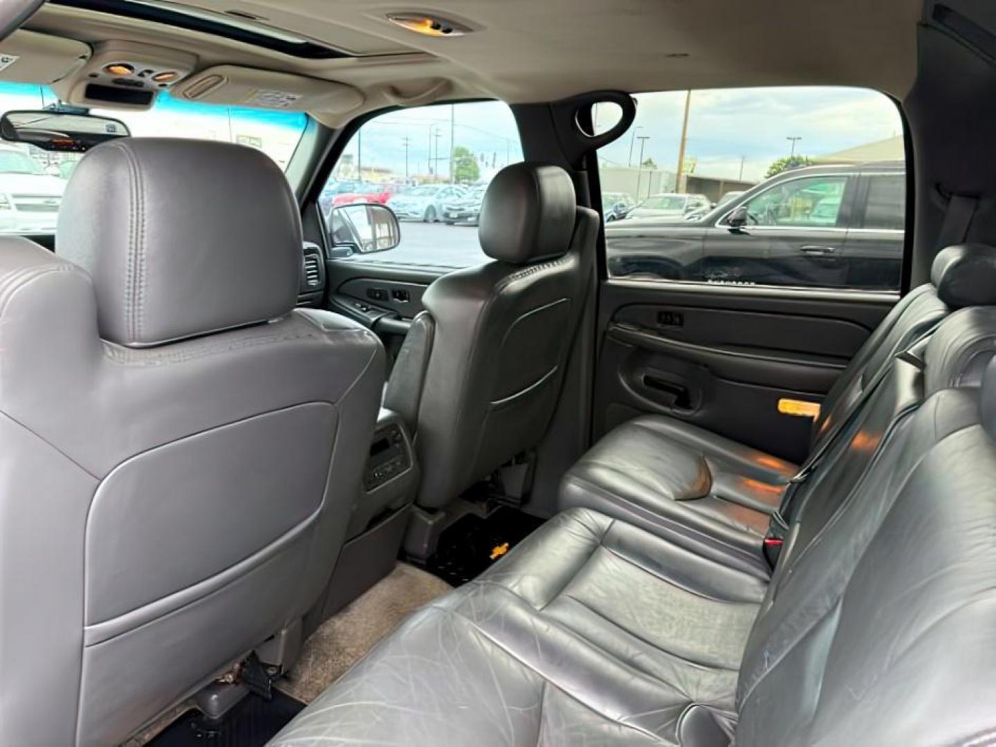 2003 BLACK /LEATHER Chevrolet Avalanche 1500 (3GNEK13T23G) with an 53 engine, Automatic transmission, located at 1175 N Woodruff Ave, Idaho Falls, ID, 83401, 43.506901, -111.999657 - At Timberline Auto, finding a great deal on your next vehicle is always easy! Our experienced sales staff's goal is to help find you the right vehicle at the right price! Our knowledgeable finance department has options for almost any credit score. We offer extended service contract options to prote - Photo#18