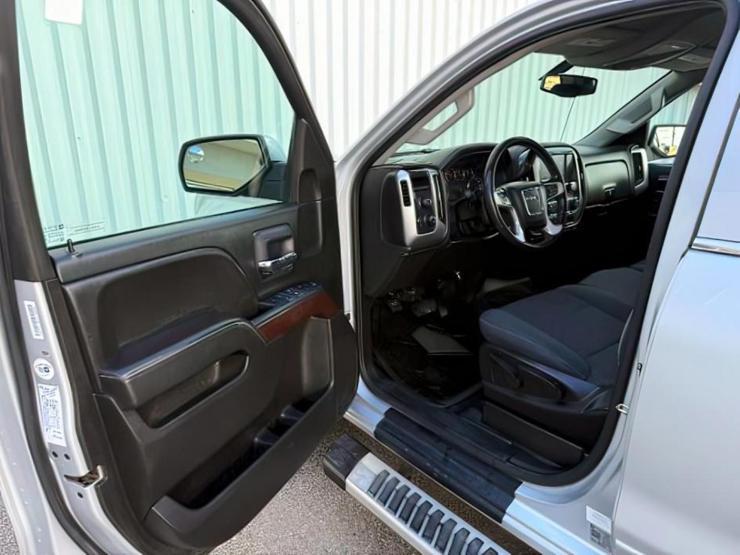 2018 Quicksilver Metallic /Jet Black GMC Sierra 1500 SLE (1GTV2MEC6JZ) with an 5.3L V8 VORTEC engine, AUTOMATIC transmission, located at 1235 N Woodruff Ave., Idaho Falls, 83401, (208) 523-1053, 43.507172, -112.000488 - At Timberline Auto, finding a great deal on your next vehicle is always easy! Our experienced sales staff goal is to help find you the right vehicle at the right price! Our knowledgeable finance department has options for almost any credit score. We offer extended service contract options to prot - Photo#10