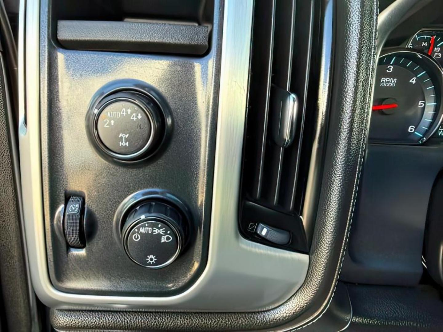 2018 Quicksilver Metallic /Jet Black GMC Sierra 1500 SLE (1GTV2MEC6JZ) with an 5.3L V8 VORTEC engine, AUTOMATIC transmission, located at 1235 N Woodruff Ave., Idaho Falls, 83401, (208) 523-1053, 43.507172, -112.000488 - At Timberline Auto, finding a great deal on your next vehicle is always easy! Our experienced sales staff goal is to help find you the right vehicle at the right price! Our knowledgeable finance department has options for almost any credit score. We offer extended service contract options to prot - Photo#18