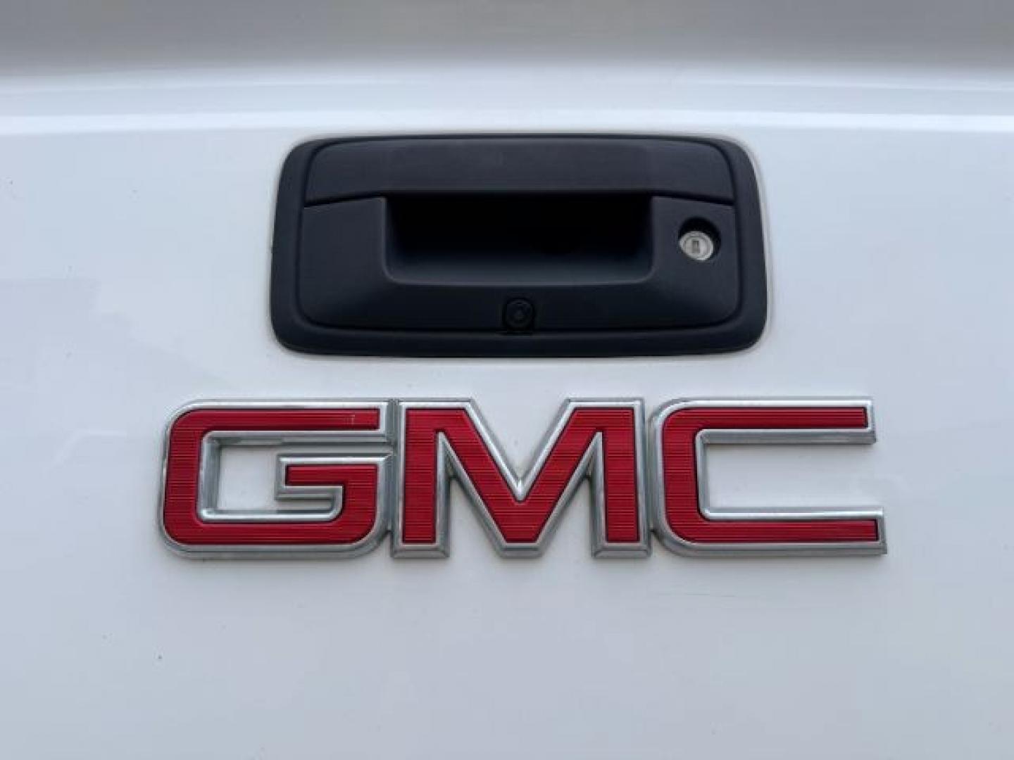 2015 WHITE /Jet Black GMC Sierra 3500HD (1GT422CG8FF) with an 60L V8 OHV 16V FFV engine, Automatic transmission, located at 1175 N Woodruff Ave, Idaho Falls, ID, 83401, 43.506901, -111.999657 - At Timberline Auto, finding a great deal on your next vehicle is always easy! Our experienced sales staff goal is to help find you the right vehicle at the right price! Our knowledgeable finance department has options for almost any credit score. We offer extended service contract options to prot- Photo#4