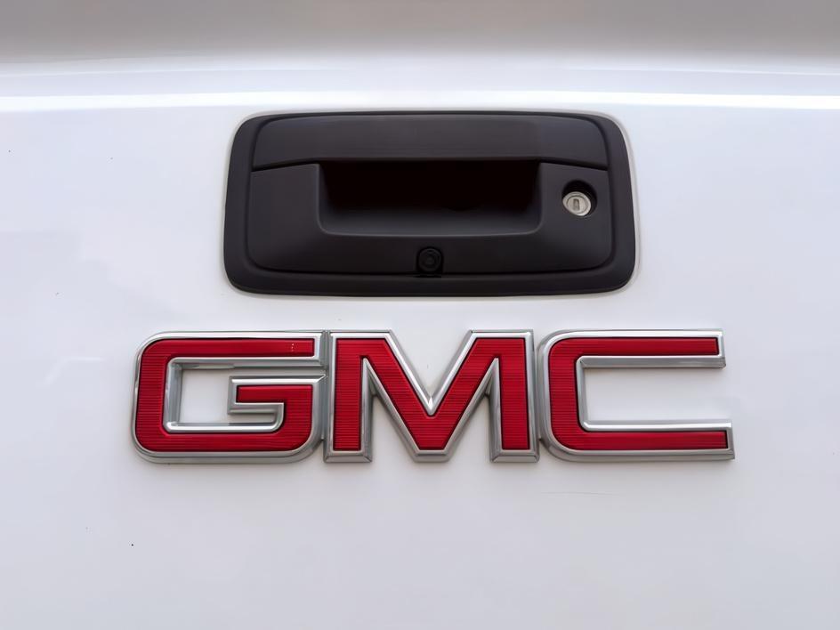 2015 WHITE /Jet Black GMC Sierra 3500HD (1GT422CG8FF) with an 60L V8 OHV 16V FFV engine, Automatic transmission, located at 1175 N Woodruff Ave, Idaho Falls, ID, 83401, 43.506901, -111.999657 - At Timberline Auto, finding a great deal on your next vehicle is always easy! Our experienced sales staff goal is to help find you the right vehicle at the right price! Our knowledgeable finance department has options for almost any credit score. We offer extended service contract options to prot- Photo#4