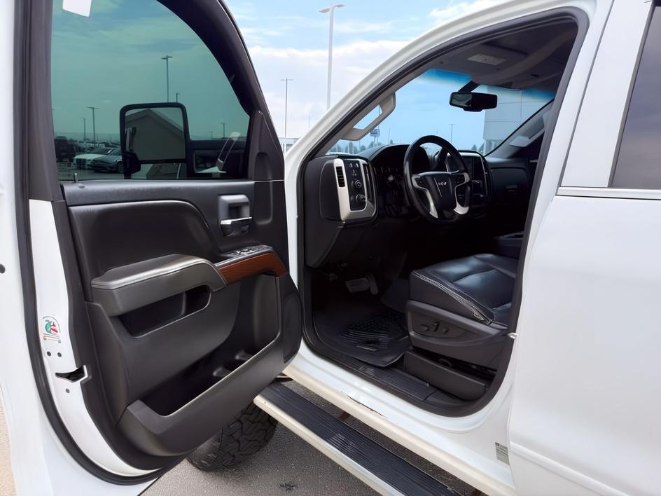 2015 WHITE /Jet Black GMC Sierra 3500HD (1GT422CG8FF) with an 60L V8 OHV 16V FFV engine, Automatic transmission, located at 1175 N Woodruff Ave, Idaho Falls, ID, 83401, 43.506901, -111.999657 - At Timberline Auto, finding a great deal on your next vehicle is always easy! Our experienced sales staff goal is to help find you the right vehicle at the right price! Our knowledgeable finance department has options for almost any credit score. We offer extended service contract options to prot- Photo#12