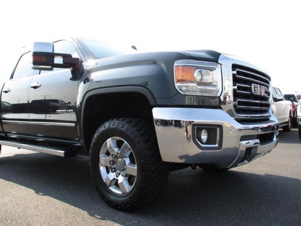 2017 GRAY /BLACK GMC SIERRA 2500 SLT (1GT12TEG6HF) with an 8 engine, Automatic transmission, located at 1580 E Lincoln Rd, Idaho Falls, ID, 83401, (208) 523-4000, 0.000000, 0.000000 - 6.0L VORTEC- 4WD- SHORT BED- DRIVEN 103,081 MILES- LEATHER INTERIOR. 2017 GMC 2500 SLT Z71. Great body, clean paint, spotless interior, and good miles. Equipped with fixed running boards, tow mirrors, bed liner, and tonneua cover. Sit back and enjoy this trucks heated seats and heated steering w - Photo #10