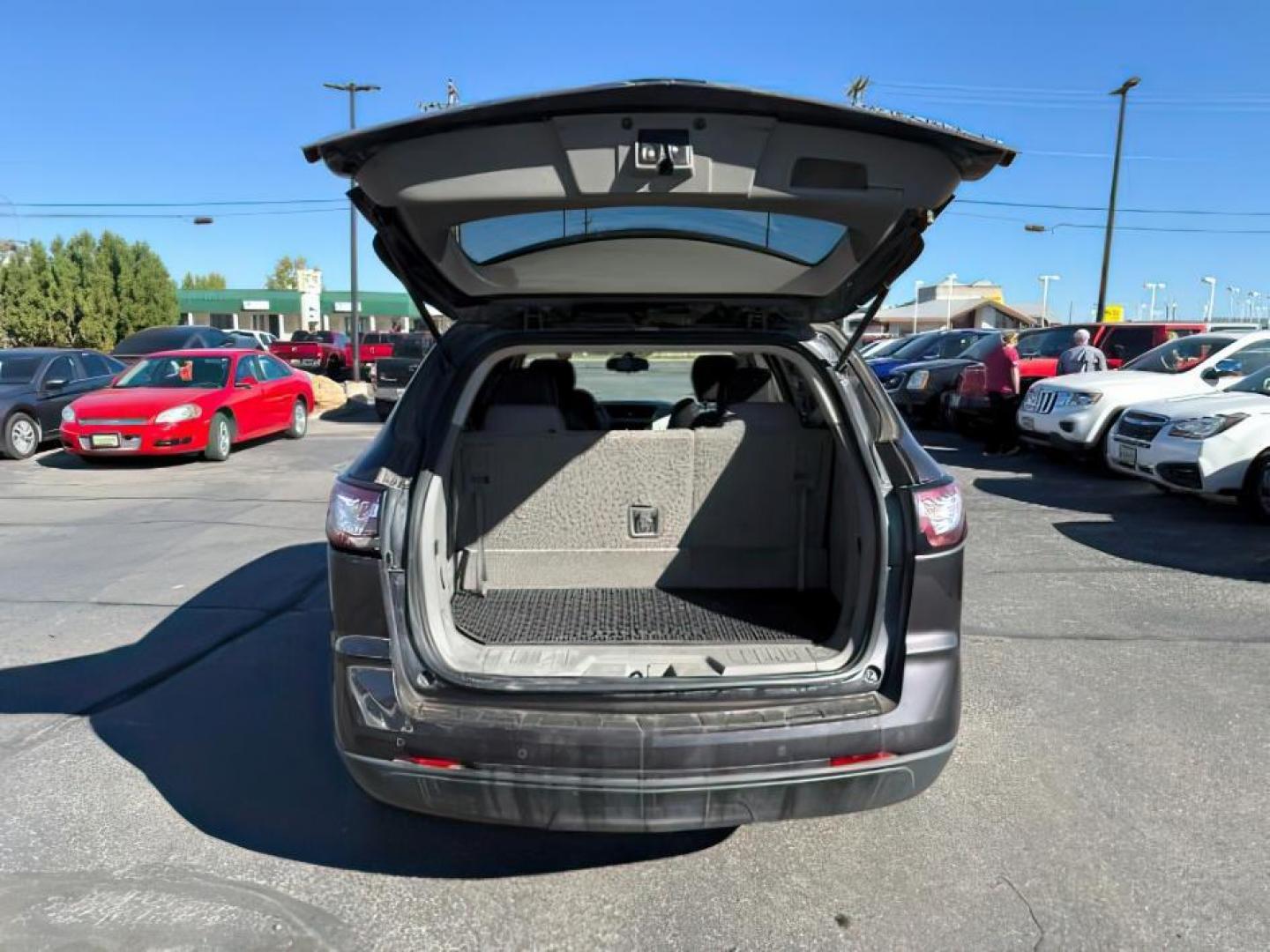 2015 Black Granite Metallic /Ebony Chevrolet Traverse (1GNKVGKD3FJ) with an 36L V-6 gasoline direct injection engine, Automatic transmission, located at 1175 N Woodruff Ave, Idaho Falls, ID, 83401, 43.506901, -111.999657 - At Timberline Auto, finding a great deal on your next vehicle is always easy! Our experienced sales staff's goal is to help find you the right vehicle at the right price! Our knowledgeable finance department has options for almost any credit score. We offer extended service contract options to prote - Photo#5