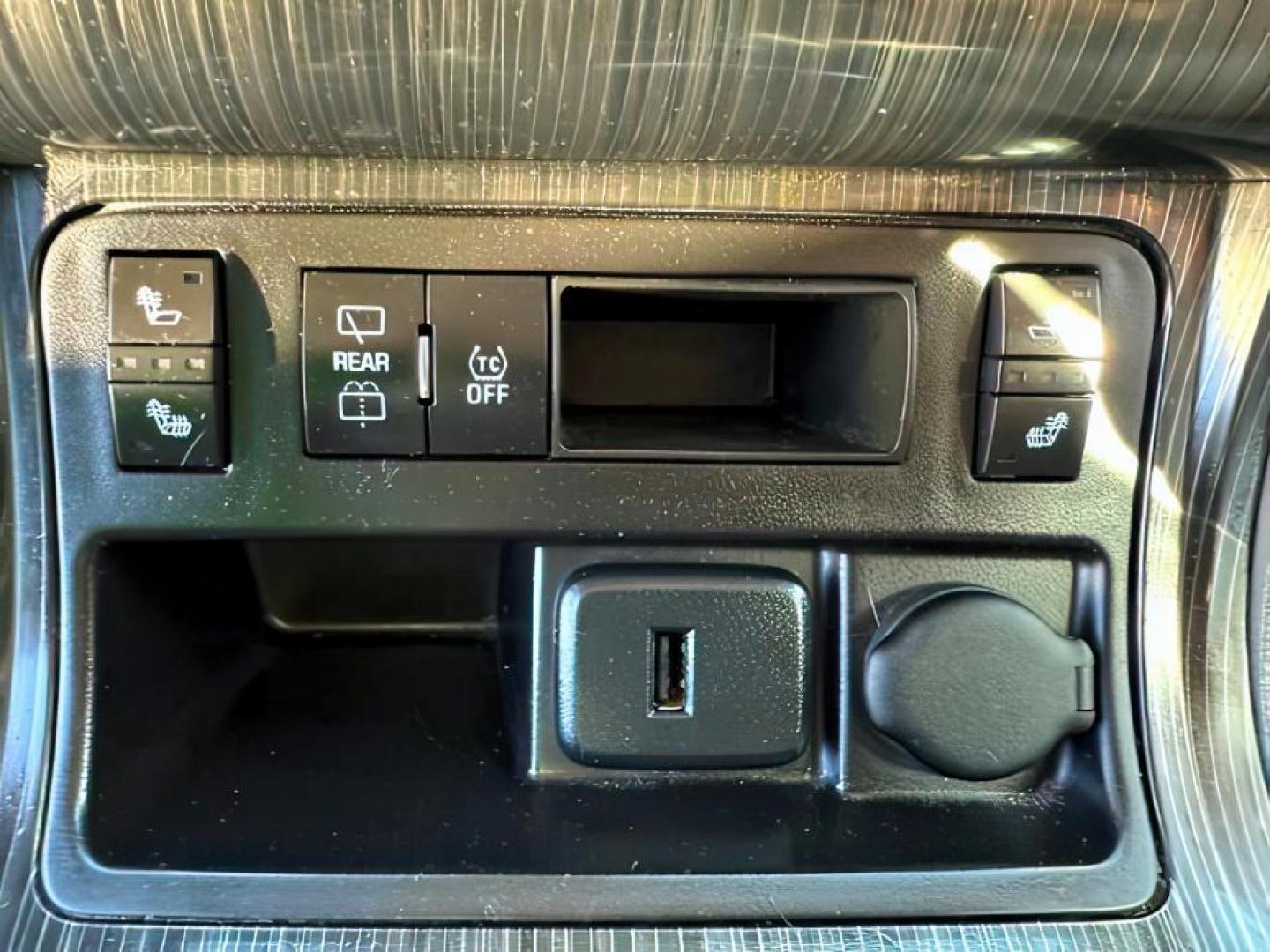 2015 Black Granite Metallic /Ebony Chevrolet Traverse (1GNKVGKD3FJ) with an 36L V-6 gasoline direct injection engine, Automatic transmission, located at 1175 N Woodruff Ave, Idaho Falls, ID, 83401, 43.506901, -111.999657 - At Timberline Auto, finding a great deal on your next vehicle is always easy! Our experienced sales staff's goal is to help find you the right vehicle at the right price! Our knowledgeable finance department has options for almost any credit score. We offer extended service contract options to prote - Photo#17