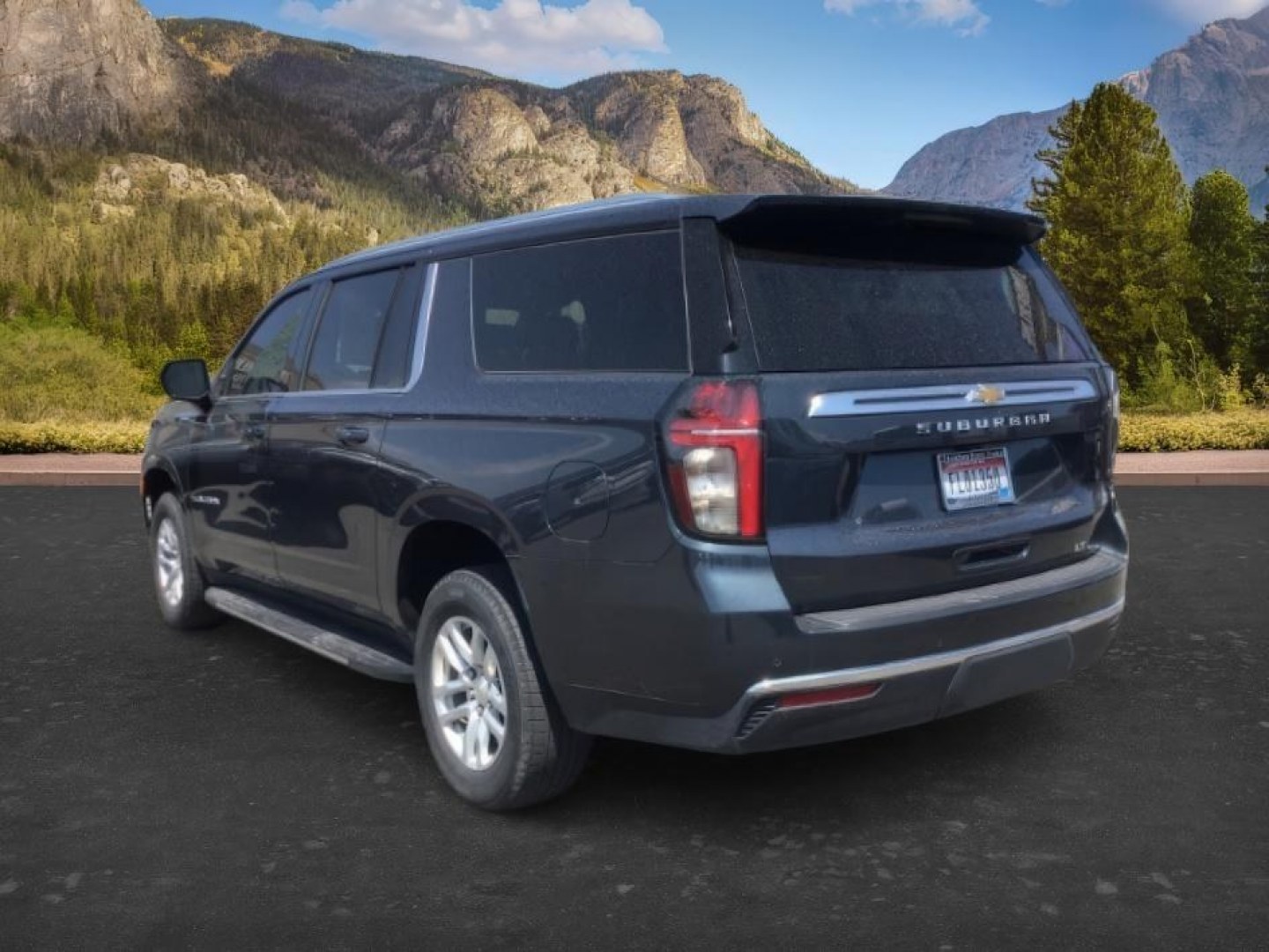 2021 GRAY /BLACK Chevrolet Suburban LT 4WD (1GNSKCKDXMR) with an 5.3L V8 OHV 16V engine, 10-Speed Automatic transmission, located at 1235 N Woodruff Ave., Idaho Falls, 83401, (208) 523-1053, 43.507172, -112.000488 - Hard to find late model Carry-All with low miles! It comes with heated seats, back up camera, parking sensors, collision avoidance, auto start/stop (to save on fuel), power folding mirrors, BOSE premium sound, and many, many more options! At Timberline Auto it is always easy to find a great deal - Photo#3