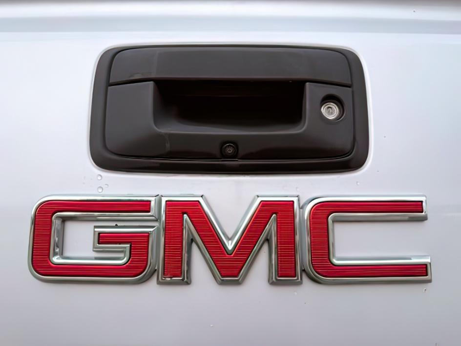 2014 SILVER /LEATHER GMC Sierra 1500 (1GTV2VECXEZ) with an 53 VORTEC engine, Automatic transmission, located at 1175 N Woodruff Ave, Idaho Falls, ID, 83401, 43.506901, -111.999657 - At Timberline Auto, finding a great deal on your next vehicle is always easy! Our experienced sales staff's goal is to help find you the right vehicle at the right price! Our knowledgeable finance department has options for almost any credit score. We offer extended service contract options to prote - Photo#4