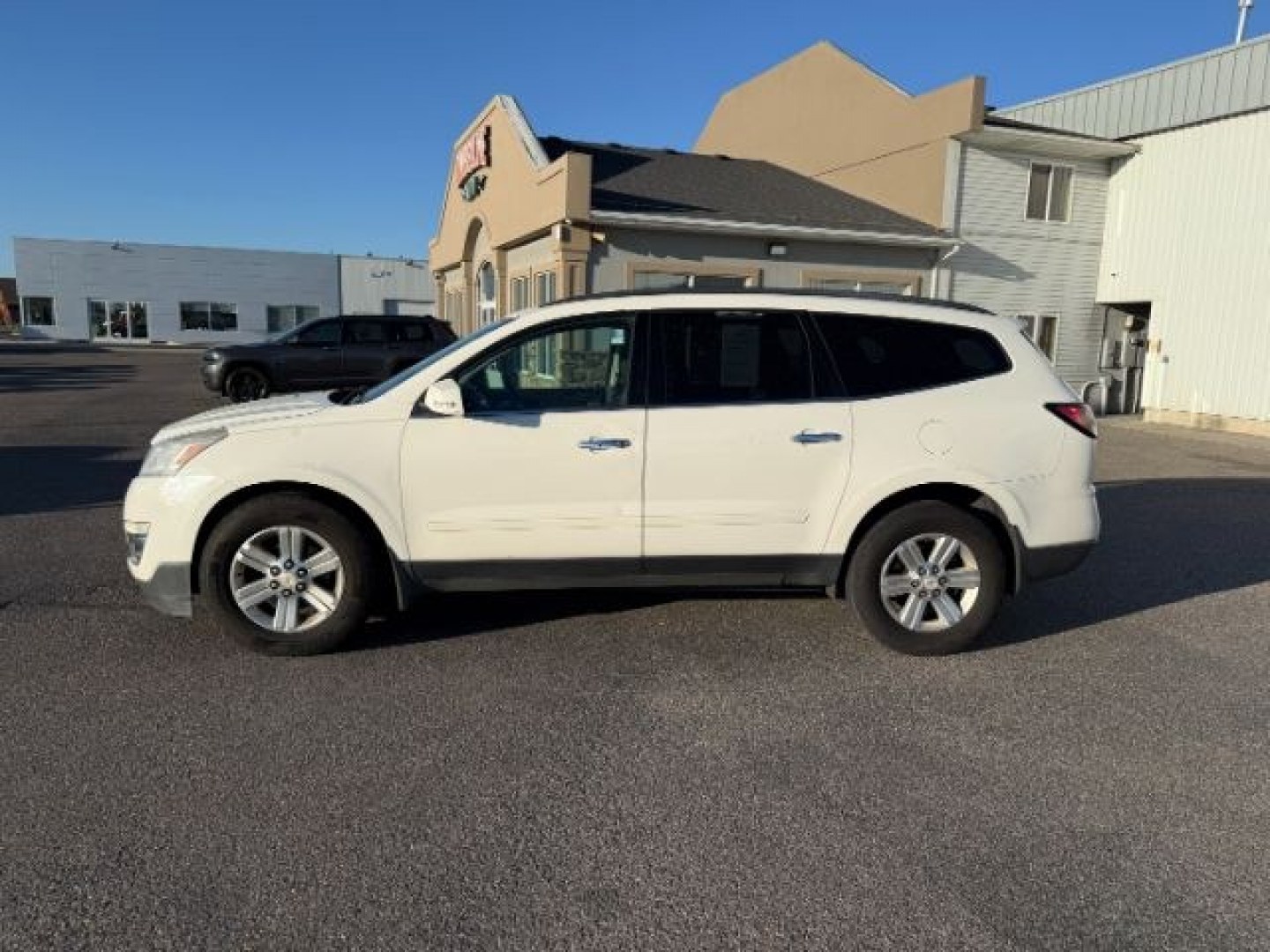 2013 WHITE /Ebony Chevrolet Traverse 1LT AWD (1GNKVGKD1DJ) with an 3.6L V6 DOHC 24V engine, 6-Speed Automatic transmission, located at 1235 N Woodruff Ave., Idaho Falls, 83401, (208) 523-1053, 43.507172, -112.000488 - At Timberline Auto, finding a great deal on your next vehicle is always easy! Our experienced sales staff goal is to help find you the right vehicle at the right price! Our knowledgeable finance department has options for almost any credit score. We offer extended service contract options to prot - Photo#1