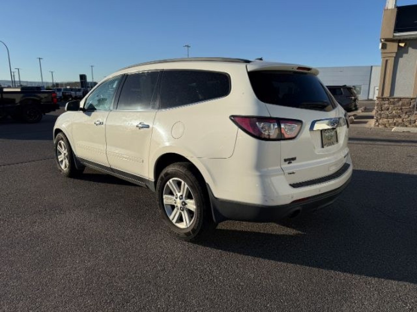 2013 WHITE /Ebony Chevrolet Traverse 1LT AWD (1GNKVGKD1DJ) with an 3.6L V6 DOHC 24V engine, 6-Speed Automatic transmission, located at 1235 N Woodruff Ave., Idaho Falls, 83401, (208) 523-1053, 43.507172, -112.000488 - At Timberline Auto, finding a great deal on your next vehicle is always easy! Our experienced sales staff goal is to help find you the right vehicle at the right price! Our knowledgeable finance department has options for almost any credit score. We offer extended service contract options to prot - Photo#2