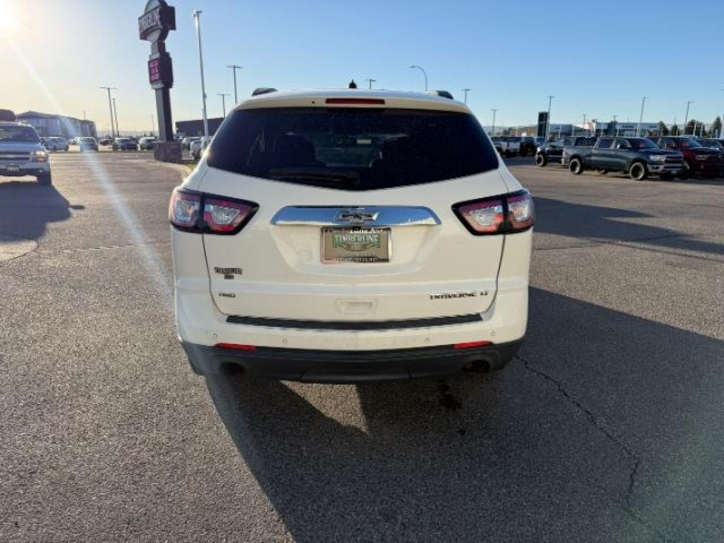 2013 WHITE /Ebony Chevrolet Traverse 1LT AWD (1GNKVGKD1DJ) with an 3.6L V6 DOHC 24V engine, 6-Speed Automatic transmission, located at 1235 N Woodruff Ave., Idaho Falls, 83401, (208) 523-1053, 43.507172, -112.000488 - At Timberline Auto, finding a great deal on your next vehicle is always easy! Our experienced sales staff goal is to help find you the right vehicle at the right price! Our knowledgeable finance department has options for almost any credit score. We offer extended service contract options to prot - Photo#3