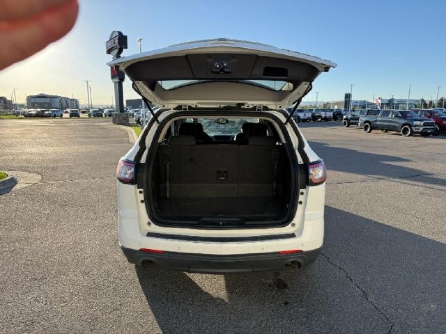 2013 WHITE /Ebony Chevrolet Traverse 1LT AWD (1GNKVGKD1DJ) with an 3.6L V6 DOHC 24V engine, 6-Speed Automatic transmission, located at 1235 N Woodruff Ave., Idaho Falls, 83401, (208) 523-1053, 43.507172, -112.000488 - At Timberline Auto, finding a great deal on your next vehicle is always easy! Our experienced sales staff goal is to help find you the right vehicle at the right price! Our knowledgeable finance department has options for almost any credit score. We offer extended service contract options to prot - Photo#5