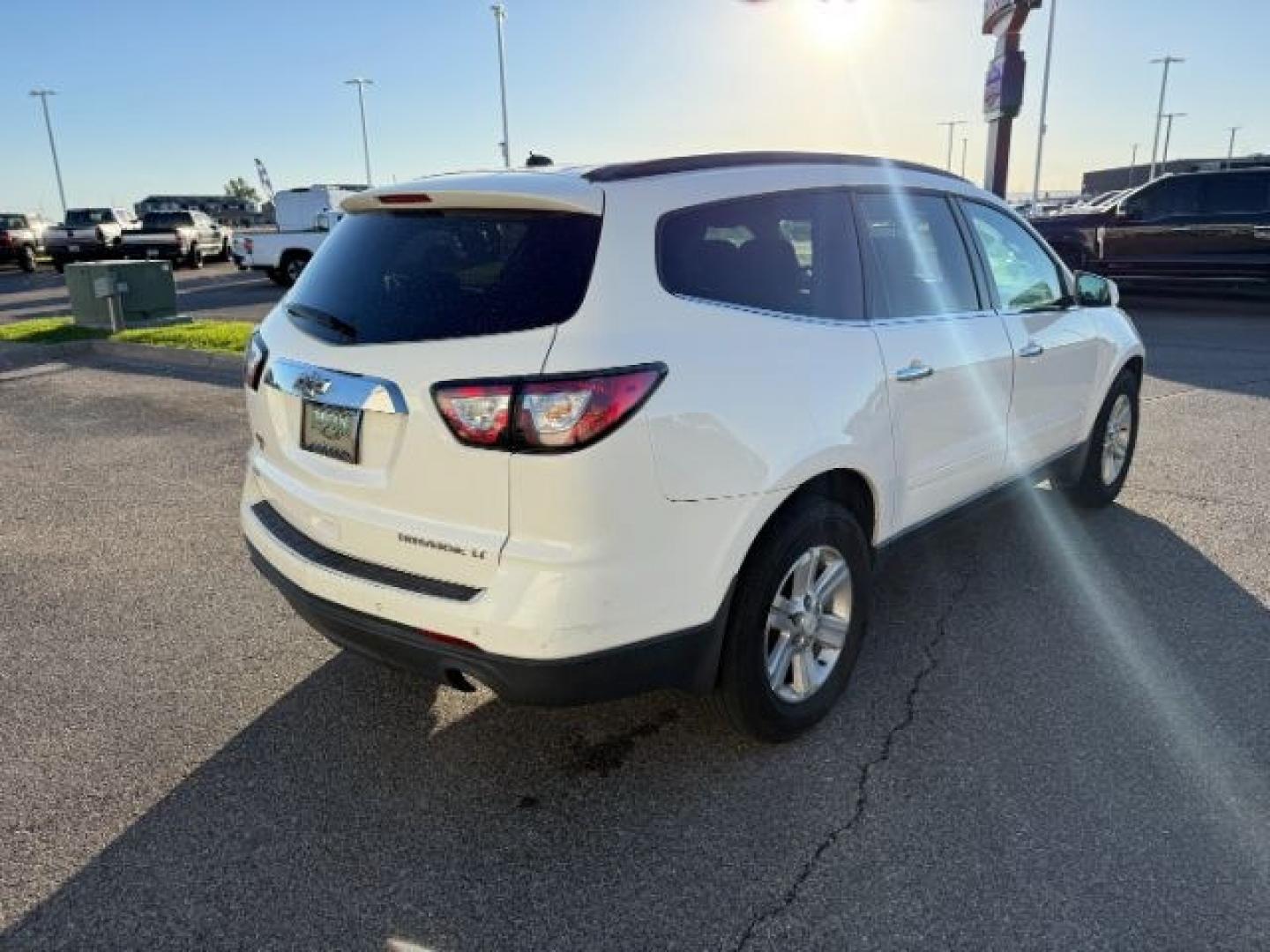 2013 WHITE /Ebony Chevrolet Traverse 1LT AWD (1GNKVGKD1DJ) with an 3.6L V6 DOHC 24V engine, 6-Speed Automatic transmission, located at 1235 N Woodruff Ave., Idaho Falls, 83401, (208) 523-1053, 43.507172, -112.000488 - At Timberline Auto, finding a great deal on your next vehicle is always easy! Our experienced sales staff goal is to help find you the right vehicle at the right price! Our knowledgeable finance department has options for almost any credit score. We offer extended service contract options to prot - Photo#7